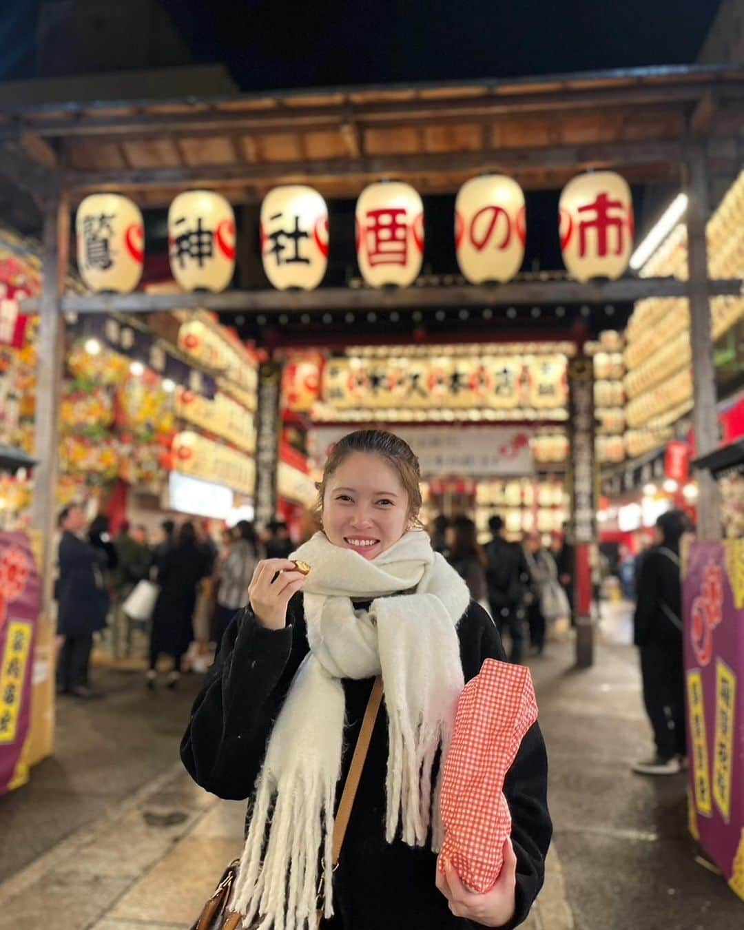 南彩夏さんのインスタグラム写真 - (南彩夏Instagram)「酉の市🏮2023 浅草は初めて✨仕事だったので遅く行ったけど深夜でも出店していて賑わっておりました😳 20代最後ですしAM4:00まで居ましたが、 まだやっていました😳なのに熊手買いそびれた🤢  #酉の市 #tokyo #浅草」11月27日 17時15分 - ayakaminami3