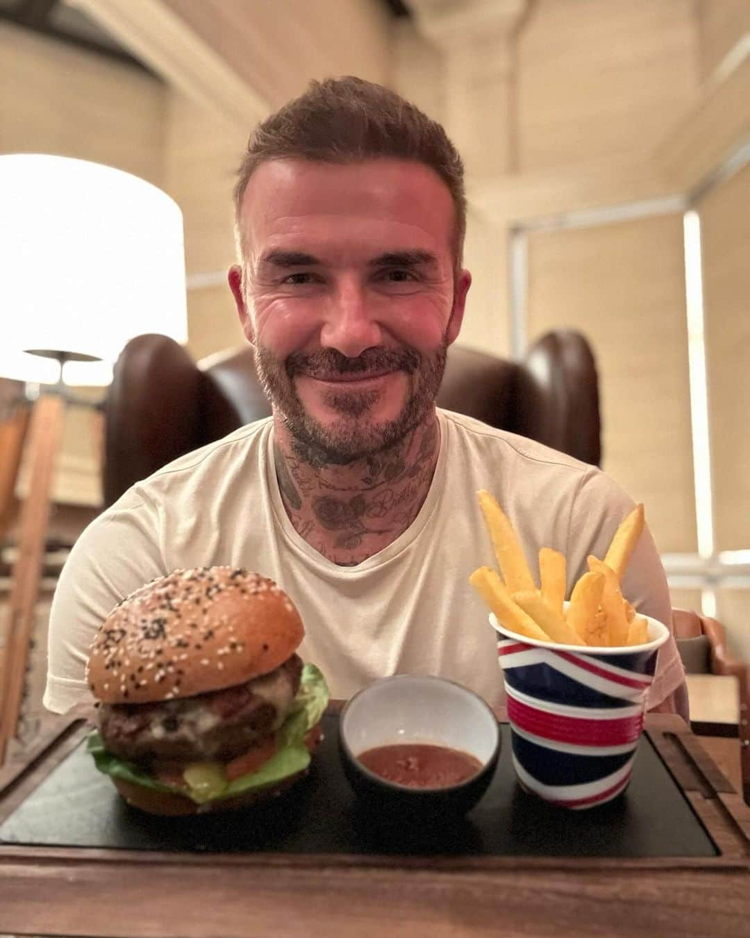 デビッド・ベッカムさんのインスタグラム写真 - (デビッド・ベッカムInstagram)「So great to be back @the_londoner_macao & popped into @gordonramsaybarandgrill for a burger then saw Big Ben 💙 @gordongram ❤️」11月27日 17時15分 - davidbeckham