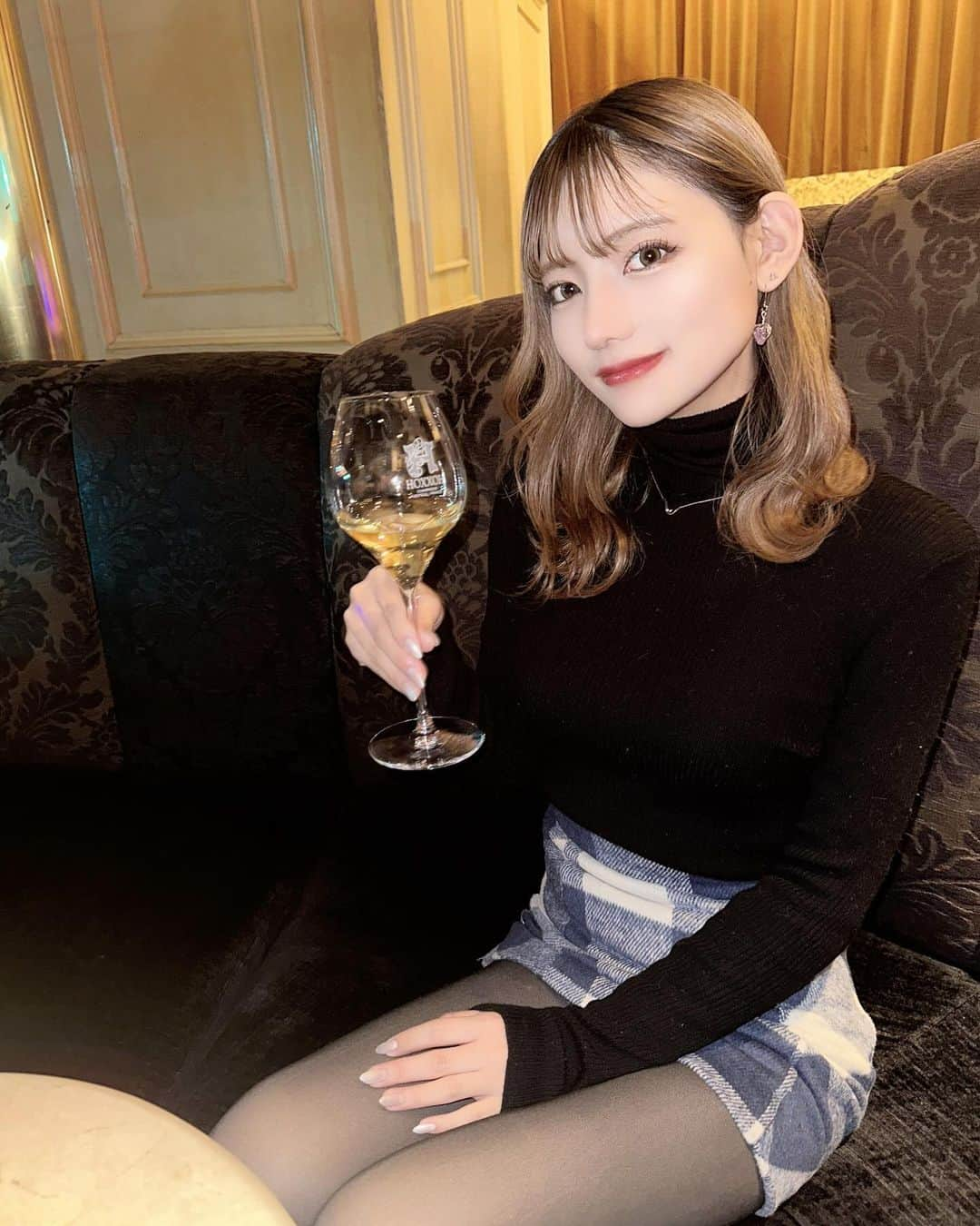 YUINAのインスタグラム：「HOXXOH Champagne Secret Party に 招待して頂いて行ってきました🥂.*˚  普段お酒は飲まないのですが このシャンパンはとっても飲みやすかったです- ̗̀ 𖤐  ボトルも可愛くて映えでしたᥫᩣ ̖́-  窪塚洋介さんのトークショー&シャンパンタワー とってもかっこよかった😭😭😭 ツーショットも撮れたのもう嬉しすぎて宝物(；；)！  #オックス #HOXXOH #シャンパン #シャンパーニュ #PR」