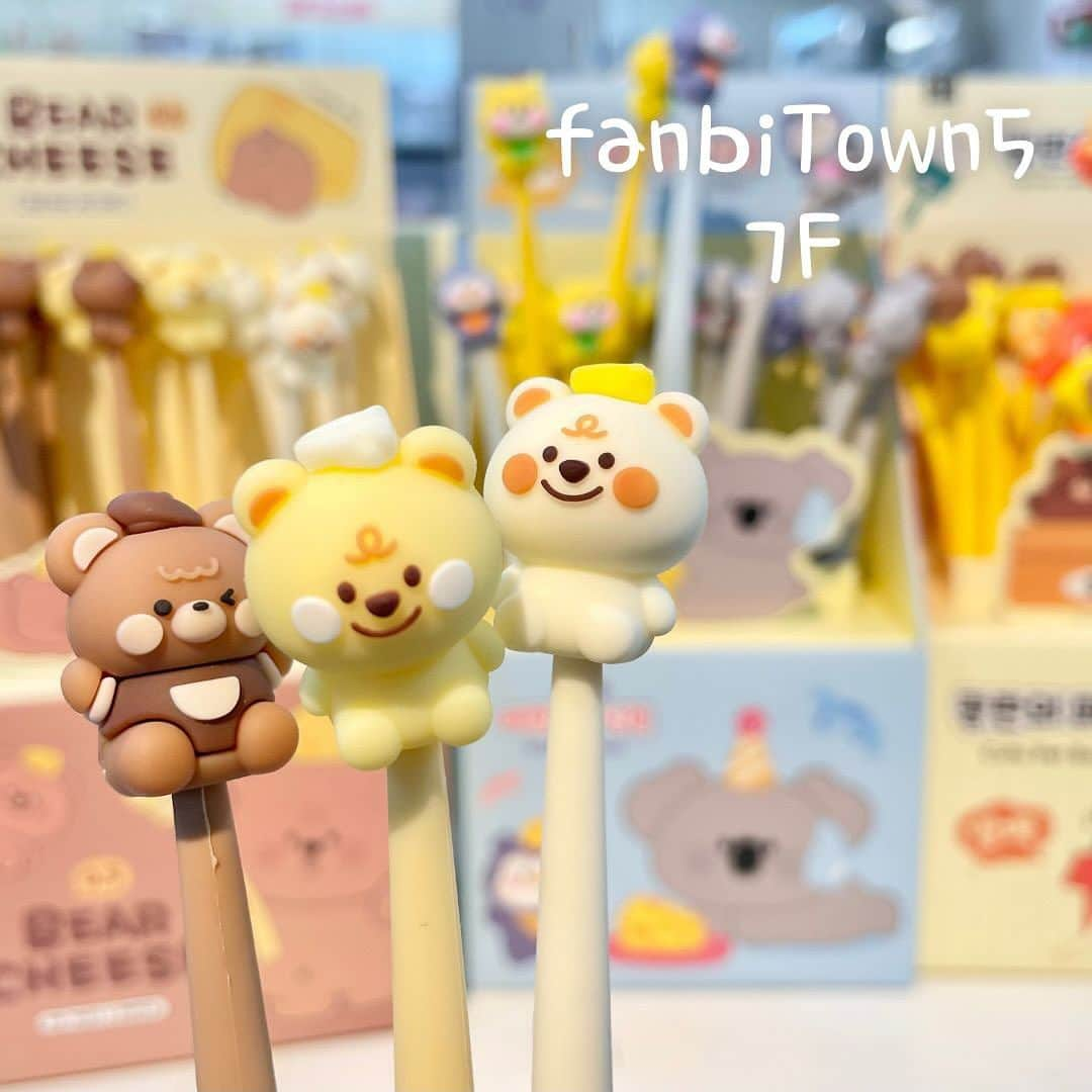 ファンビ寺内 (fanbi) のインスタグラム：「. 韓国っぽ　ゆらゆらゲルペンの 第３弾が入荷しました🥰   ベアチーズ🧸🧀や海の生き物🐡🦀など 新しい仲間が増えました！   ▾会員価格は売場へお問い合わせください✨   #fanbiTown5-7階　バラエティ・キッズ売場   品切れの際はご容赦ください🙇🏻‍♀️ ＿＿＿＿＿＿＿＿＿＿＿＿＿＿＿＿     DM、コメントでの在庫確認や その他お問い合わせはご遠慮ください。 プロフィール（@fanbi_official）の ハイライト「お問い合わせ」か、 TEL:06-6262-2161(代表)よりお願いします。   #ファンビ寺内 は、会員制の #卸問屋 です。 店舗へのアクセス、ご利用方法はプロフィール （@fanbi_official）のリンクからご確認ください☺️   ＿＿＿＿＿＿＿＿＿＿＿＿＿＿＿＿   #ファンビ #fanbi寺内 #fanbi #寺内 #大阪 #osaka #本町 #honmachi #堺筋本町 #問屋#韓国っぽ #ゆらゆらゲルペン #韓国雑貨 #ゲルペン #韓国文具 #文房具好き #文房具 #ペン #可愛いペン」