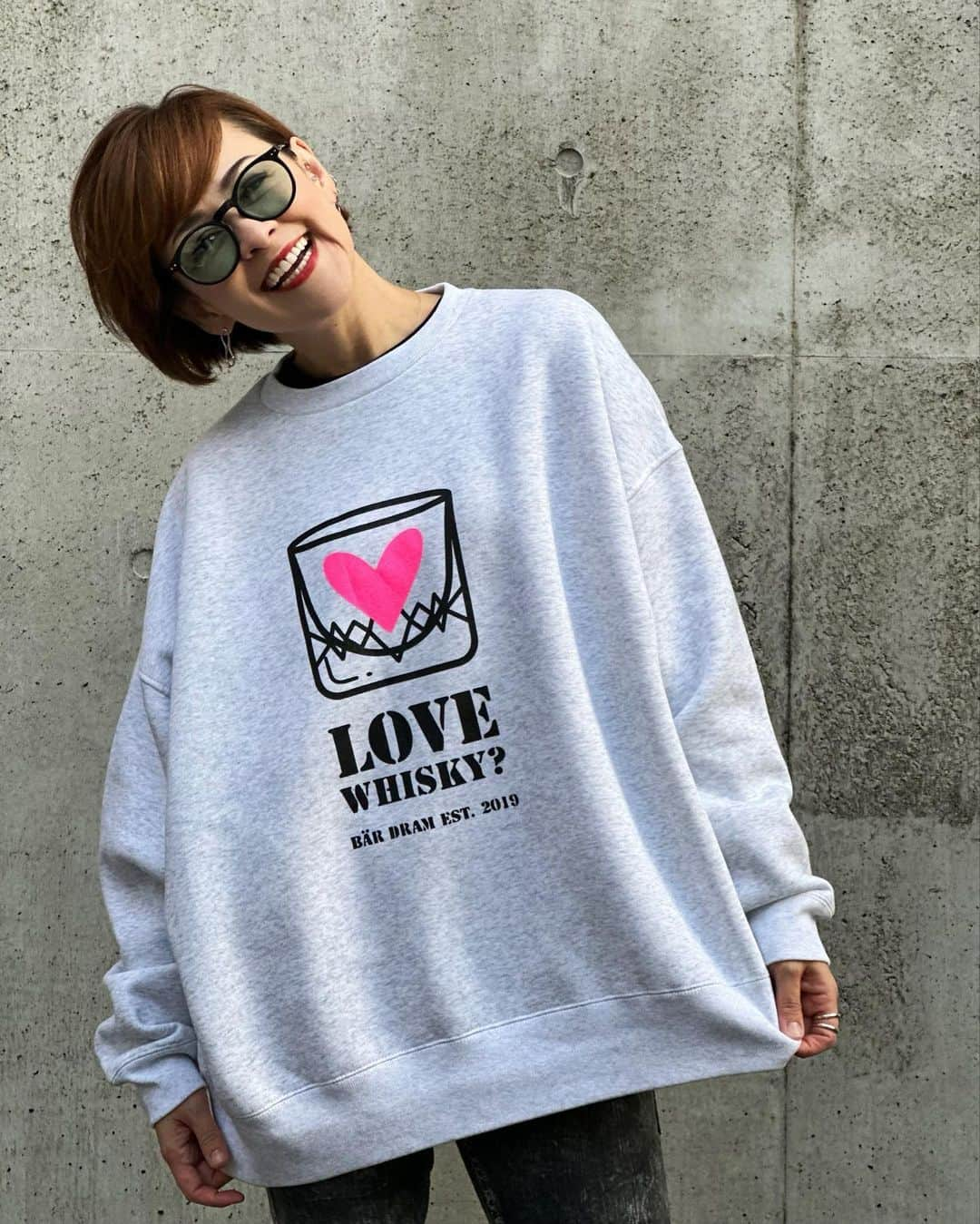 トムセン陽子のインスタグラム：「やっとお披露目できますっ！  Bär Dramの新作スウェット💞🥃  今回もこだわりを詰め込んで作りました🥰  #beardram #ベアドラム #ウイスキーアパレルブランド」