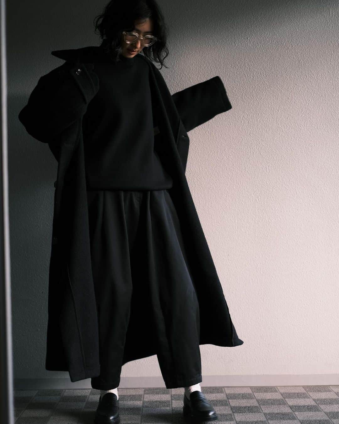 安藤沙耶香のインスタグラム：「ずっしり重い @lemaire_official のコートは 去年からわたしのクローゼットの仲間入り  着る人を選ぶであろうこのコートに 選んでもらえた気がして即決でした  10年選手がずらりと並んだわたしのクローゼットに 珍しく入った新入りさん  「アウターはもういらない」 と何年も前から思っているのに 少しずつ増えてしまう  捨てアウターがないから困ったなぁ さてどうしようか？ （幸せな悩み）」