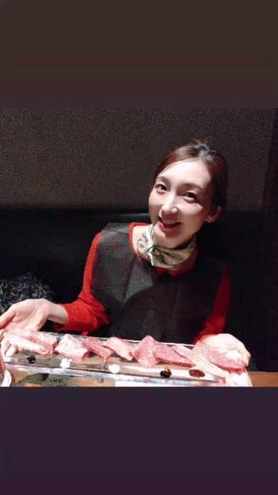 藤原宏美（ひろみん）のインスタグラム：「【厳選されたこだわり肉料理のフルコース】  昨夜は京都で、オシャレ焼肉😊  ＼ 枯らし熟成焼肉つつい ／  枯らし熟成黒毛和牛の フルコースをいただいたよー🙆  「枯らし熟成」って？ 初めて聞いたのだけど、 熟成技法のひとつらしい。  特殊な技法ではないけれど 手間と時間がかかるため、 美味しい熟成肉になるのだとか🥩  面白かったのは、9種の部位を それぞれ、おすすめの薬味で 食べ比べた事😍  ジュレ状の醤油やポン酢は 焼いたお肉の余熱で液状に変化👍  #タンはレモンって思い込み #山椒塩は新鮮だった！  厳選されたコースの内容は👇  ・キムチ3種盛 ・ナムル盛 ・お肉の前菜3種盛   ローストビーフ、はつ、カルビ ・おまかせサラダハーフ ・本日の煮込み ・ひときれ9種盛 　マキ×ピンク岩塩 　ヒレ×わさび醤油 　ロース×宮古島雪塩 　ハラミ×タレ 　タン×山椒塩 　イチボ×九州甘醤油 　ランプ×からし醤油 　霜降りカルビ×おろしポン酢 　カイノミ×五島灘の塩 ・本日のお口直し ・和牛出汁茶漬け ・一口冷麺 ・デザート  ぜひまた行きたい 大満足のお店だよー😊  PR @yakinikutsutsui  #枯らし熟成焼肉つつい #枯らし熟成 #焼肉つつい #つつい #京都焼肉 #京都デート #京都市グルメ #京都市ディナー #京都市焼肉 #京都市観光 #出町柳」