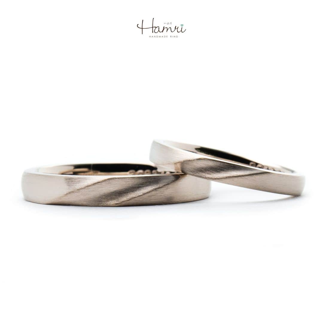 結婚指輪・婚約指輪『Hamri(ハムリ)』のインスタグラム：「【シャンパンゴールドの指輪をご紹介です】  HiroakiさんとMomokoさんの結婚指輪は、シャンパンゴールドの上品な輝きと繊細なヘアライン加工の組み合わせが魅力です。  シャンパンゴールドの色味は、暖かみと高級感を兼ね備え、どんな肌色にも自然に溶け込みます。  さらに、ヘアライン加工により、光の当たり方によって異なる表情を見せ、洗練された印象を与えます。  指輪のデザインは、時代を超えるクラシックな美しさと現代的な感覚が融合しています。  シンプルでありながら、ヘアライン加工による微妙なテクスチャが特徴的で、洗練されたスタイルを際立たせます。  この加工は、日常の使用による小さな傷も目立ちにくくし、長く美しい状態を保つのに役立ちます。  指輪の内側には、HiroakiさんとMomokoさんの名前や記念日が刻まれております。  ご結婚おめでとうございます！  💓ふたりらしい指輪と想い出を💓 @hamri_omotesando ==========================  ♦︎♢作成中の写真や動画を撮影、全データプレゼント♢♦︎  DMやLINEでのご相談お待ちしております♥ ⇒@hamri_omotesando  ❁・❁・❁・❁・❁・❁・❁・❁・❁・❁・❁  ＊セットリング5%OFF＊  @hamri_omotesando  Hamri「ハムリ」  〒150-0001 東京都渋谷区神宮前5-11-11 2F  tel 0120-121-175 hp https://hamri.jp/  open 11:00〜19:00 close 火/水　祝日営業  ❁・❁・❁・❁・❁・❁・❁・❁・❁・❁・❁  #手作り結婚指輪 #手作り婚約指輪 #結婚指輪#マリッジリング #エンゲージリング #プレ花嫁 #Hamri #Hamri表参道 #オーダーメイドリング #鋳造 #ブライダルリング #ペアリング #鎚目リング #プラチナリング #ピンクゴールド #シャンパンゴールド #ゴールドリング #コンビネーションリング #2023wedding #2023春婚 #2023夏婚 #プレ花嫁準備 #プレ花嫁と繋がりたい #結婚指輪探し #結婚指輪選び #結婚準備  《Hamri検索タグ》  #hamriデザイン #hamri指輪作り #hamri花嫁」