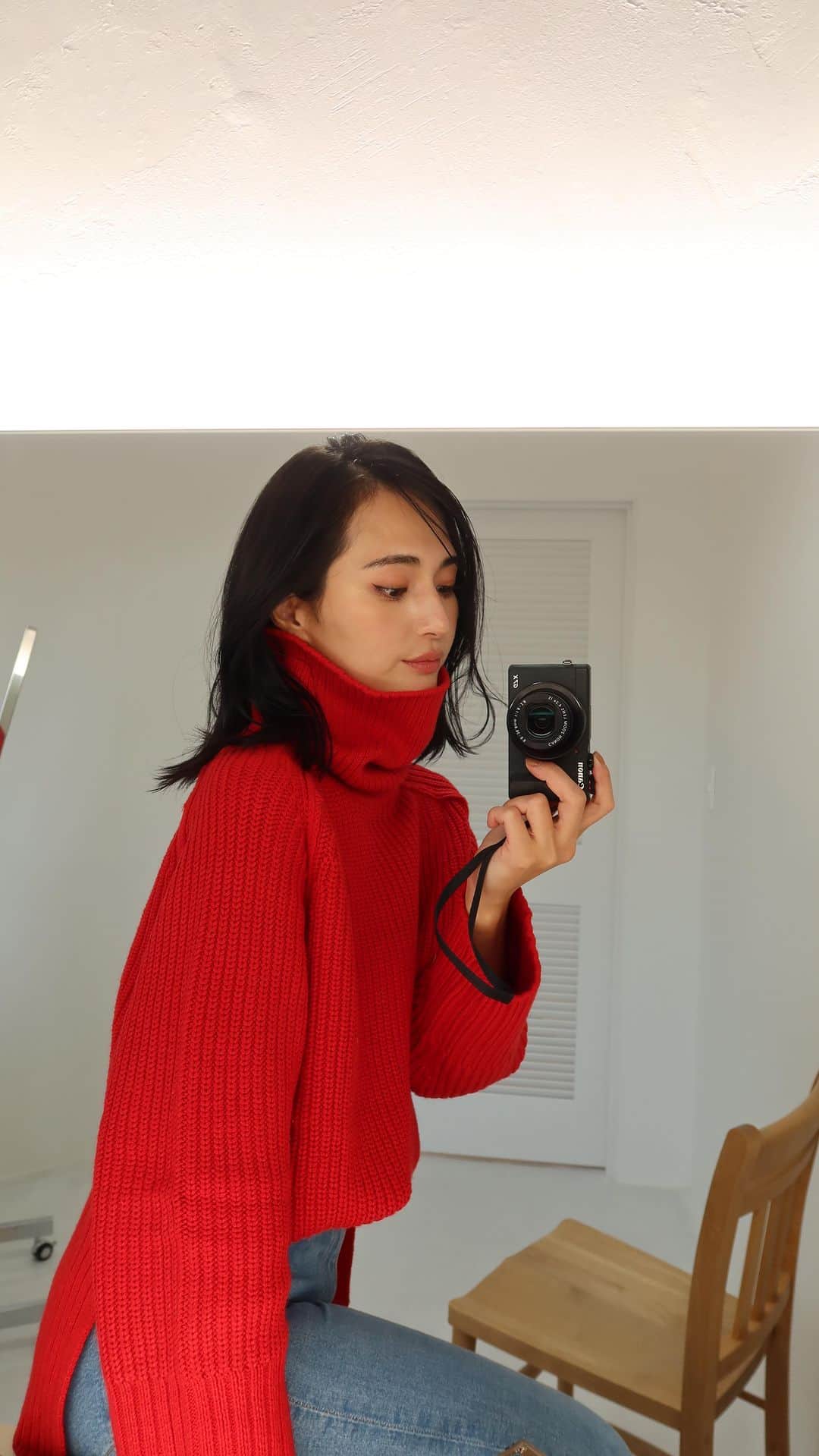 山賀琴子のインスタグラム：「真っ赤なニットが着たくなる季節だね🧸」