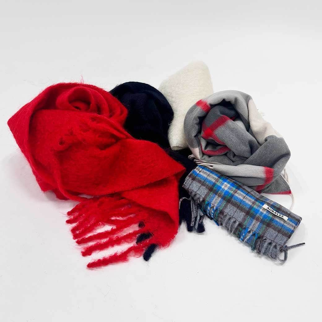 DRESSTERIORさんのインスタグラム写真 - (DRESSTERIORInstagram)「Recommended buying🧶  ドレステリアでは、バイイングアイテムでもこれから大活躍するマフラー・ストールを取り揃えています。  種類も沢山ご用意しておりますので、寒さ対策としても、ギフトなどにおすすめです🧣🎁  🏷️Traditional WeatherWear（トラディショナルウェザーウェアー） モヘヤ ロングマフラー ¥35,200(税込)  🏷️JOSHUA ELLIS（ジョシュア エリス）ブロックチェックカシミヤストール （グレー(212)） ¥75,900(税込)  ☑️商品タグからアイテムに飛べます  　 __________ __________ __________ 　 ▪️dressteriorオフィシャルアカウント @dressterior_official ⁡ ▪️メンズ用アカウント @dressterior_men ⁡ ▪️ショッププレスアカウント @dressterior_shoppress 　 __________ __________ __________ 　 　 　 　 　 #DRESSTERIOR#ドレステリア #マフラー#ストール#大判ストール#チェックマフラー#マフラーコーデ#マフラーコーデ#クリスマスギフト#自分へのご褒美」11月27日 20時00分 - dressterior_official