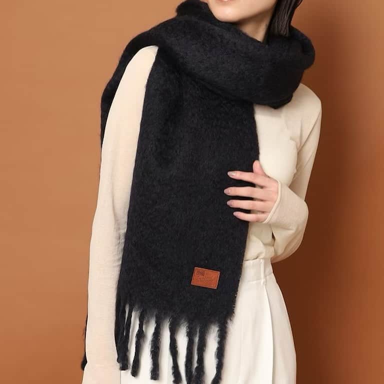 DRESSTERIORさんのインスタグラム写真 - (DRESSTERIORInstagram)「Recommended buying🧶  ドレステリアでは、バイイングアイテムでもこれから大活躍するマフラー・ストールを取り揃えています。  種類も沢山ご用意しておりますので、寒さ対策としても、ギフトなどにおすすめです🧣🎁  🏷️Traditional WeatherWear（トラディショナルウェザーウェアー） モヘヤ ロングマフラー ¥35,200(税込)  🏷️JOSHUA ELLIS（ジョシュア エリス）ブロックチェックカシミヤストール （グレー(212)） ¥75,900(税込)  ☑️商品タグからアイテムに飛べます  　 __________ __________ __________ 　 ▪️dressteriorオフィシャルアカウント @dressterior_official ⁡ ▪️メンズ用アカウント @dressterior_men ⁡ ▪️ショッププレスアカウント @dressterior_shoppress 　 __________ __________ __________ 　 　 　 　 　 #DRESSTERIOR#ドレステリア #マフラー#ストール#大判ストール#チェックマフラー#マフラーコーデ#マフラーコーデ#クリスマスギフト#自分へのご褒美」11月27日 20時00分 - dressterior_official