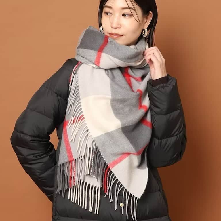 DRESSTERIORさんのインスタグラム写真 - (DRESSTERIORInstagram)「Recommended buying🧶  ドレステリアでは、バイイングアイテムでもこれから大活躍するマフラー・ストールを取り揃えています。  種類も沢山ご用意しておりますので、寒さ対策としても、ギフトなどにおすすめです🧣🎁  🏷️Traditional WeatherWear（トラディショナルウェザーウェアー） モヘヤ ロングマフラー ¥35,200(税込)  🏷️JOSHUA ELLIS（ジョシュア エリス）ブロックチェックカシミヤストール （グレー(212)） ¥75,900(税込)  ☑️商品タグからアイテムに飛べます  　 __________ __________ __________ 　 ▪️dressteriorオフィシャルアカウント @dressterior_official ⁡ ▪️メンズ用アカウント @dressterior_men ⁡ ▪️ショッププレスアカウント @dressterior_shoppress 　 __________ __________ __________ 　 　 　 　 　 #DRESSTERIOR#ドレステリア #マフラー#ストール#大判ストール#チェックマフラー#マフラーコーデ#マフラーコーデ#クリスマスギフト#自分へのご褒美」11月27日 20時00分 - dressterior_official