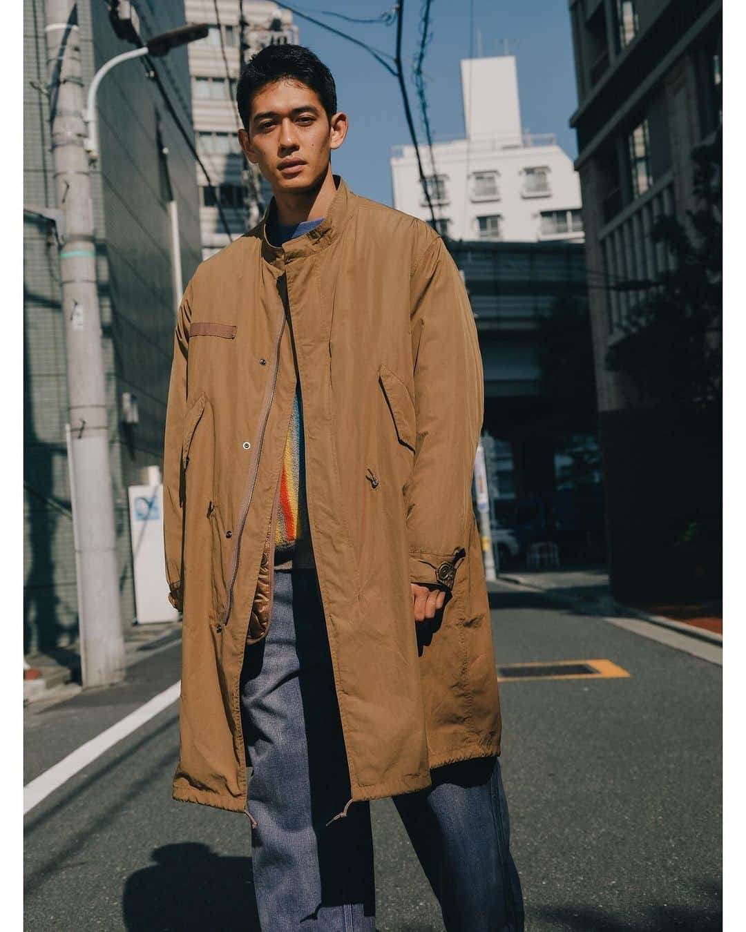 ジョンブルさんのインスタグラム写真 - (ジョンブルInstagram)「⁡ M-65 Mods coat style Mods coat をスタイルで紹介 ⁡ ミリタリーの代表的なアイテムといえるモッズコート。 1960年代後半からアメリカ軍に採用された、寒冷地用野戦パーカをロンドンのモダニストたちの間で広まり周知されることになったアイテム。 ⁡ 今回は寒い冬にこそ楽しめるレイヤードスタイルで、JOHNBULLの提案するモッズコートの着こなしをご紹介致します。 ⁡ ⁡ LOOK2 COAT lot.JM234L13/￥35,200 tax in CARDIGAN lot.JY233N01/￥39,600 tax in TOP lot.JM233C17/￥15,400 tax in PANTS lot.JM233P07/￥26,400 tax in ⁡ ⁡ クリーンかつシックなイメージのブラウン系のベージュは、ブルー系のボトムスと合わせれば間違いない。 ⁡ 肌触りも別格なパール編みのアルパカカーディガンを合わせれば、華やかながらラフな雰囲気を残した休日スタイルに。 日差しがあり、暖かい日はフロントを開けてストライプ柄を主役にするのもおすすめ。 ⁡ ⁡ ⁡ #JOHNBULL #M65 #military #modscoat #モッズコート」11月27日 17時23分 - johnbull_private_labo