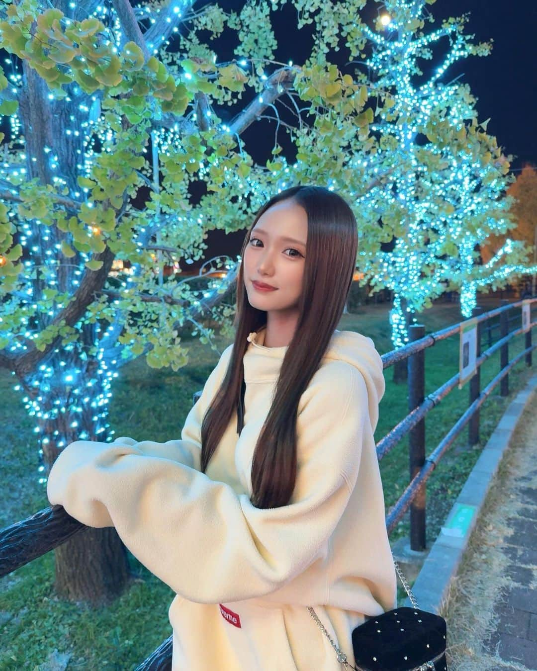 沙季のインスタグラム：「冬のいい所って イルミネーションが そこら中にある所だよねえ🌌🌃  #冬コーデ #冬 #冬服コーデ #イルミネーション #イルミネーション✨ #supreme」