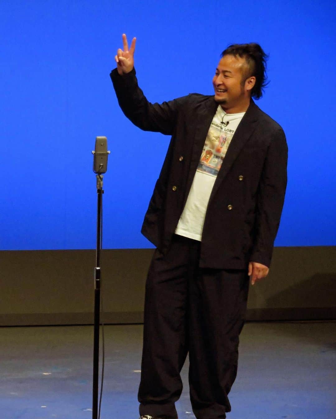 石山大輔さんのインスタグラム写真 - (石山大輔Instagram)「M-1グランプリは準々決勝で幕を閉じましたが、ワイルドカードという枠があるらしくTVerで再生数が1番多いコンビが復活とのことです！  しかし、私達は芸人としてはMAX芸歴ということで復活を心から望んでいるというよりも沢山の方に観てほしいという気持ちが強いです! まあ、もう漫才という形を残してはないのかもしれませんが。  実は漫才衣装は#ナノユニバース さんのスーツでございまして。 全国の劇場、もちろんM-1グランプリも着用させてもらいました。  沢山の方に支えられた15年でございまして、漫才をずっと続けていたらまた違う未来もあったのかなと思いますが、いかんせんダンソンブレイクでそんなことを考える余裕もなかった！  ここからはまたTHE secondという芸歴16年以上の芸人の漫才大会に移行していきます！  そんな折にまたスペシャルアイテム届きましたので着用していきます！ そもそも#gramicci が好きなんですけどコラボしたということで瞬キメ［瞬間で決める］です。 まだまだお世話になります！　衣装も新しくしていきたい！ とりあえずこちらTVerから漫才もご覧ください！  https://t.co/c7xc68Tvd1  @nanouniverse_official  #nanouniverse  #ナノユニバース #グラミチ #絶対にパンツはストレッチ #漫才にしては動き過ぎ #センターマイク立ってるだけでやってることはバンビーノ評 #これ漫才なのか論争 #ナノユニバースさんいつもありがとう #PR」11月27日 17時24分 - daisukecccc