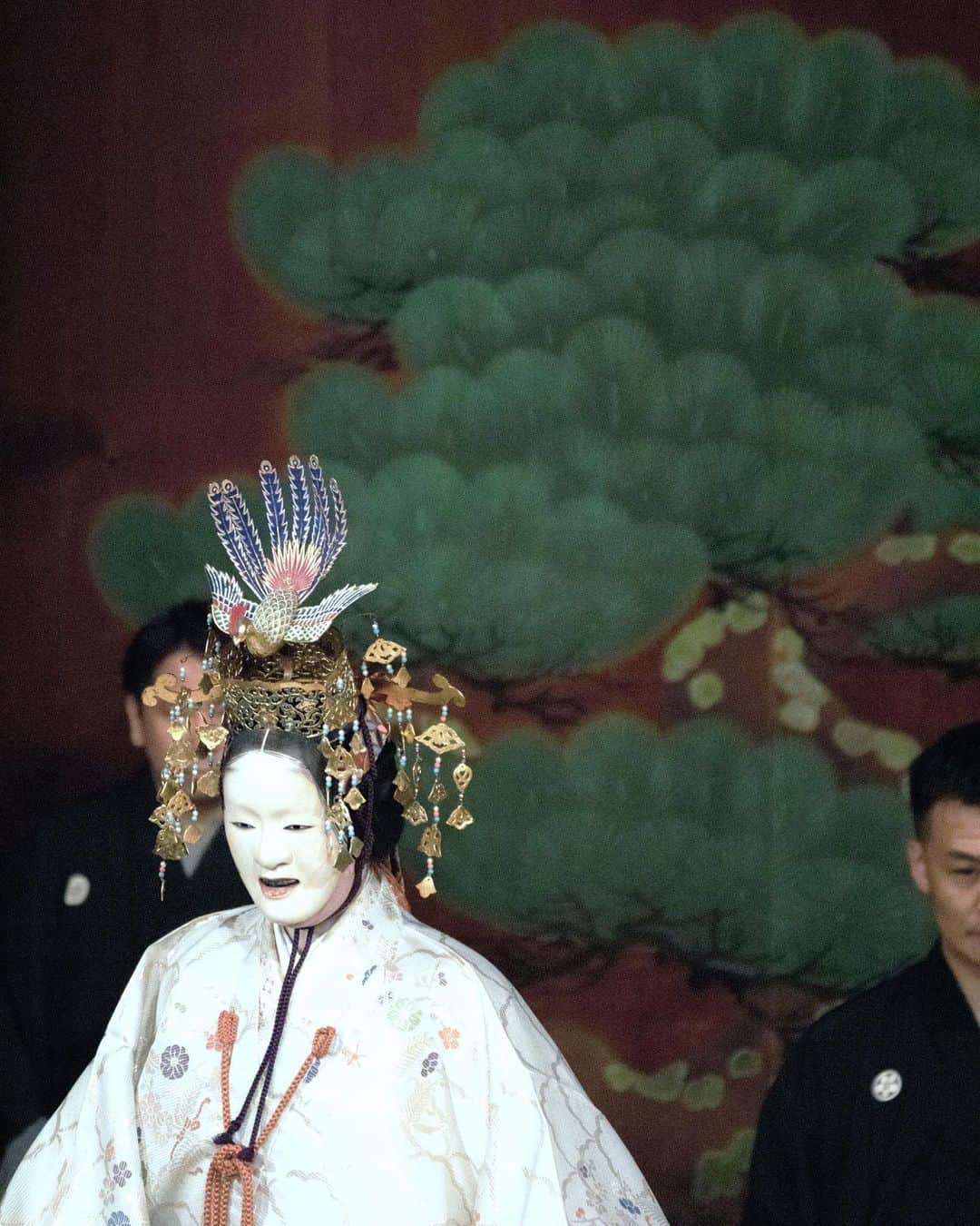 Miu Miuのインスタグラム：「Miu Miu Club Tokyo payed tribute to Noh Theatre, a traditional art form with almost 700 years of history.   On this occasion, a special performance took place in Tessenkai Theatre, one of Japan’s most acclaimed ensembles of the traditional Noh Theatre headed by one of the brand families of the Kanze School grand master.   #MiuMiu  #MiuMiuClubTokyo」