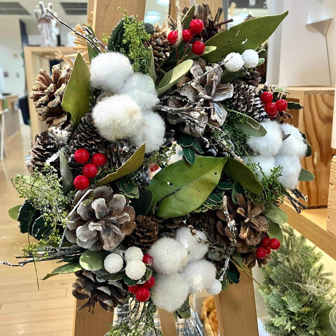 daimarusapporoさんのインスタグラム写真 - (daimarusapporoInstagram)「心あたたまるクリスマス準備⛄️🌟 雪が積もり、一気に冬らしくなった札幌。  来月のクリスマスに向けて、季節感のある雑貨やあたたかグッズを取り入れたいですよね🎅  7階〈ドゥセー〉から、寒い冬でもほっこり気分になれそうなクリスマス飾りとギフトアイテムをご紹介します🎊  店頭で目に留まるのは、かわいらしい木の人形と「麦わら」を使ったオーナメント。 北欧で親しまれている「ストローオーナメント」は、素朴であたたかい形がとっても魅力的です⛄️  ショップでは、ソックスや手袋、マフラーといったプチギフトも人気だそう。 クリスマスならではのアイテムと合わせて贈るのも素敵です🎁  寒くなっても、お気に入りのものに囲まれれば気持ちがぽかぽかしそう☺️ ぜひ店頭でご覧ください！  #大丸札幌 #ドゥセー #クリスマス #クリスマスツリー #クリスマス雑貨 #クリスマスオーナメント #クリスマスインテリア #クリスマスリース #ストローオーナメント #クリスマスギフト #冬ギフト #あったかグッズ」11月27日 17時37分 - daimarusapporo