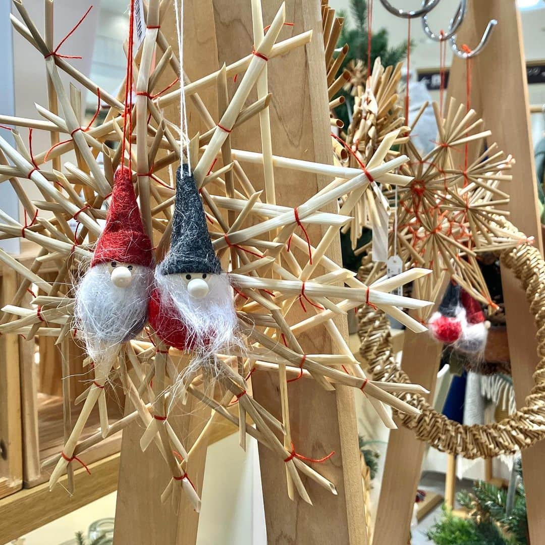daimarusapporoさんのインスタグラム写真 - (daimarusapporoInstagram)「心あたたまるクリスマス準備⛄️🌟 雪が積もり、一気に冬らしくなった札幌。  来月のクリスマスに向けて、季節感のある雑貨やあたたかグッズを取り入れたいですよね🎅  7階〈ドゥセー〉から、寒い冬でもほっこり気分になれそうなクリスマス飾りとギフトアイテムをご紹介します🎊  店頭で目に留まるのは、かわいらしい木の人形と「麦わら」を使ったオーナメント。 北欧で親しまれている「ストローオーナメント」は、素朴であたたかい形がとっても魅力的です⛄️  ショップでは、ソックスや手袋、マフラーといったプチギフトも人気だそう。 クリスマスならではのアイテムと合わせて贈るのも素敵です🎁  寒くなっても、お気に入りのものに囲まれれば気持ちがぽかぽかしそう☺️ ぜひ店頭でご覧ください！  #大丸札幌 #ドゥセー #クリスマス #クリスマスツリー #クリスマス雑貨 #クリスマスオーナメント #クリスマスインテリア #クリスマスリース #ストローオーナメント #クリスマスギフト #冬ギフト #あったかグッズ」11月27日 17時37分 - daimarusapporo