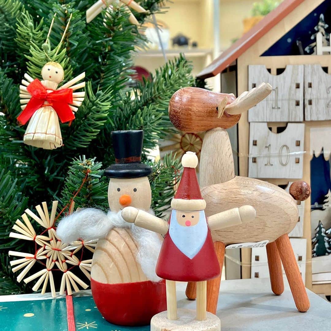 daimarusapporoのインスタグラム：「心あたたまるクリスマス準備⛄️🌟 雪が積もり、一気に冬らしくなった札幌。  来月のクリスマスに向けて、季節感のある雑貨やあたたかグッズを取り入れたいですよね🎅  7階〈ドゥセー〉から、寒い冬でもほっこり気分になれそうなクリスマス飾りとギフトアイテムをご紹介します🎊  店頭で目に留まるのは、かわいらしい木の人形と「麦わら」を使ったオーナメント。 北欧で親しまれている「ストローオーナメント」は、素朴であたたかい形がとっても魅力的です⛄️  ショップでは、ソックスや手袋、マフラーといったプチギフトも人気だそう。 クリスマスならではのアイテムと合わせて贈るのも素敵です🎁  寒くなっても、お気に入りのものに囲まれれば気持ちがぽかぽかしそう☺️ ぜひ店頭でご覧ください！  #大丸札幌 #ドゥセー #クリスマス #クリスマスツリー #クリスマス雑貨 #クリスマスオーナメント #クリスマスインテリア #クリスマスリース #ストローオーナメント #クリスマスギフト #冬ギフト #あったかグッズ」