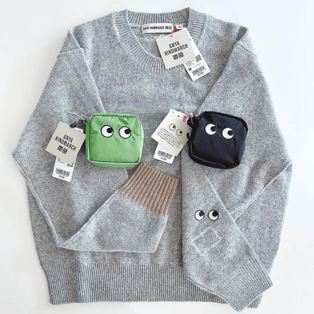 yukiのインスタグラム：「@uniqlo_jp × @anyahindmarch 👀⭐️ オンラインで運良くGET👀❣️ ANYA HINDMARCHの『Eyes』が大好きで カゴバッグもコインケースも持ってたし、 絶対に今回は欲しかった☺️！  11月29日(水)〜12月3日(日)の間、オンラインで 予約販売するらしいですねー💓 パパも次男もパッカブルバッグ欲しいらしい😂  ニットも袖口の👀と 反対側はバイカラーになってるのが可愛すぎる🥺💕  バッグにずっとコインケースを付けてたんやけど、 パッカブルバッグのが カジュアル感増して可愛いかも👀💕 久々に大好きなコラボでテンション上がりました🤩！ 予約販売何か追加しようか悩み中♥︎ 眺めているだけで幸せ👀❣️笑 * #UNIQLO#AnyaHindmarch#UNIQLOX ANYAHINDMARCH#ユニクロ#アニヤハインドマーチ#UNIQLO購入品」