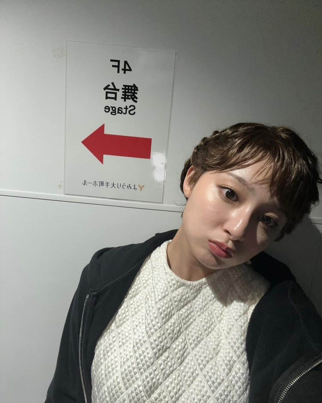 吉川愛のインスタグラム：「☺︎ みなさん舞台「レイディマクベス」 たくさんお越しくださってありがとうございました☺️ なんか終わってしまうの寂しいです。 でも少しは成長できたかなー？ 難しい話だったけど楽しんでくれてたら嬉しいな 実はウィッグだったんですけど こんな感じでいつも置かれてました笑 かわうぃ」