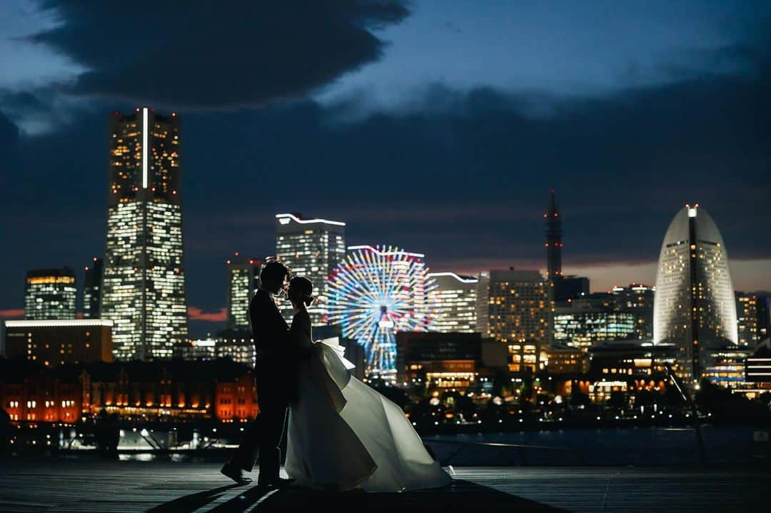 スタジオAQUA 横浜店のインスタグラム：「大桟橋夜景ロケーション  笑顔の絶えない1日でした(^^)  photographer @nishimori.deco.ph  ・ hair&make @mite.deco.hm   ・ @studioaqua_yokohama  @decollte_weddingphoto  @studioaqua_yokohama.ekimae  ・ ・ ・ #結婚写真 #記念写真 #ゼクシィ #花嫁ヘア  #夜景撮影  #スタジオ写真 #ロケーションフォト #みなとみらいの夜景 #関東花嫁 #撮る結婚式  #ナイトロケーションフォト #夜景 #デコルテフォト #洋装ロケ #マジックアワー  #フォトウェディング  #大桟橋前撮り  #ヘアメイク #前撮り #ドレス#洋装前撮り #シルエット写真  #大人婚 #みなとみらい#結婚準備#夕暮れ#横浜 #マリンタワー#ロケーションフォト」