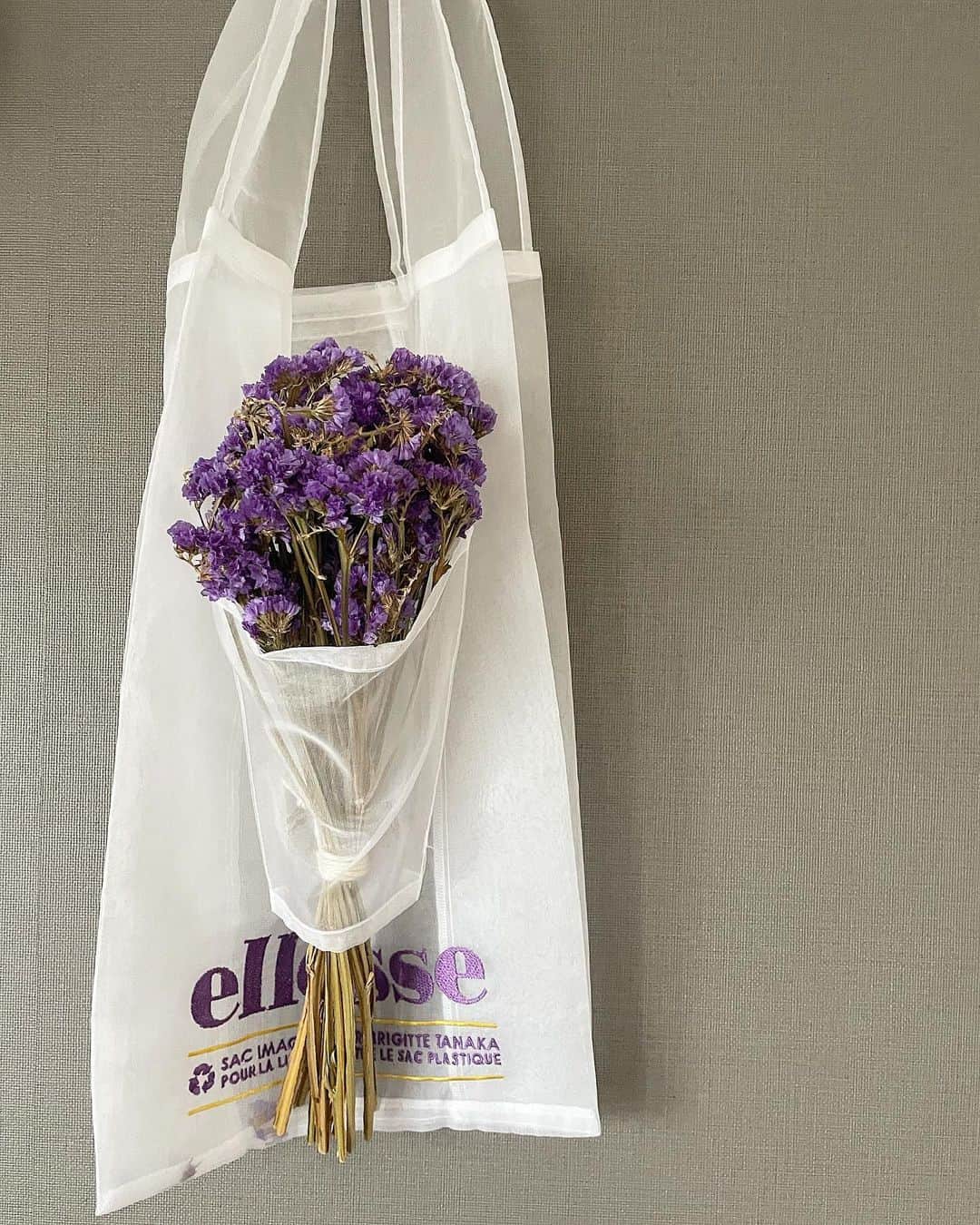 西口真央のインスタグラム：「🪻Flower × Eco bag :)  お花をオシャレに持ち帰ったり、飾ったりするのにピッタリなエコバッグ🌼🛍️ @ellessejapan   私は常にエコバッグを持ち歩いていて、いろんな国のエコバッグを集めるのが大好き！！！ 行き先やお買い物内容で毎回バッグを選んでいるので、お花屋さんへ行く時はこれから愛用しよう😉  お花が大好きなお友達がいて、いつもお家に素敵に飾っているからまた色々勉強させてもらおっと🌹😘  🥖🍞🥐🌭🍕 あ！パンを沢山買って持ち歩くのもオシャレだった！（6枚目） パン屋さんのお姉さんに「素敵なエコバッグですね！」って褒めてもらったの！！！  生地が柔らかいから、潰れたくないものを入れて使うのも良いかも✨ 見た目以上に丈夫です！！！  #ellesse #ellessetennis #エレッセ  #flower #ecobag #花 #花エコバッグ  #エコバッグ #お花 #お花がある生活」