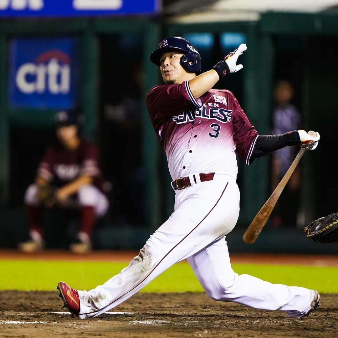 東北楽天ゴールデンイーグルスさんのインスタグラム写真 - (東北楽天ゴールデンイーグルスInstagram)「⚾️  浅村栄斗選手がベストナイン賞を受賞‼️🏆✨  パ・リーグ二塁手部門での選出で 2年連続7度目の受賞となります👏🏼👏🏼 (他に一塁手で1度受賞)  #RakutenEagles #浅村栄斗 #ベストナイン」11月27日 17時34分 - rakuten_eagles