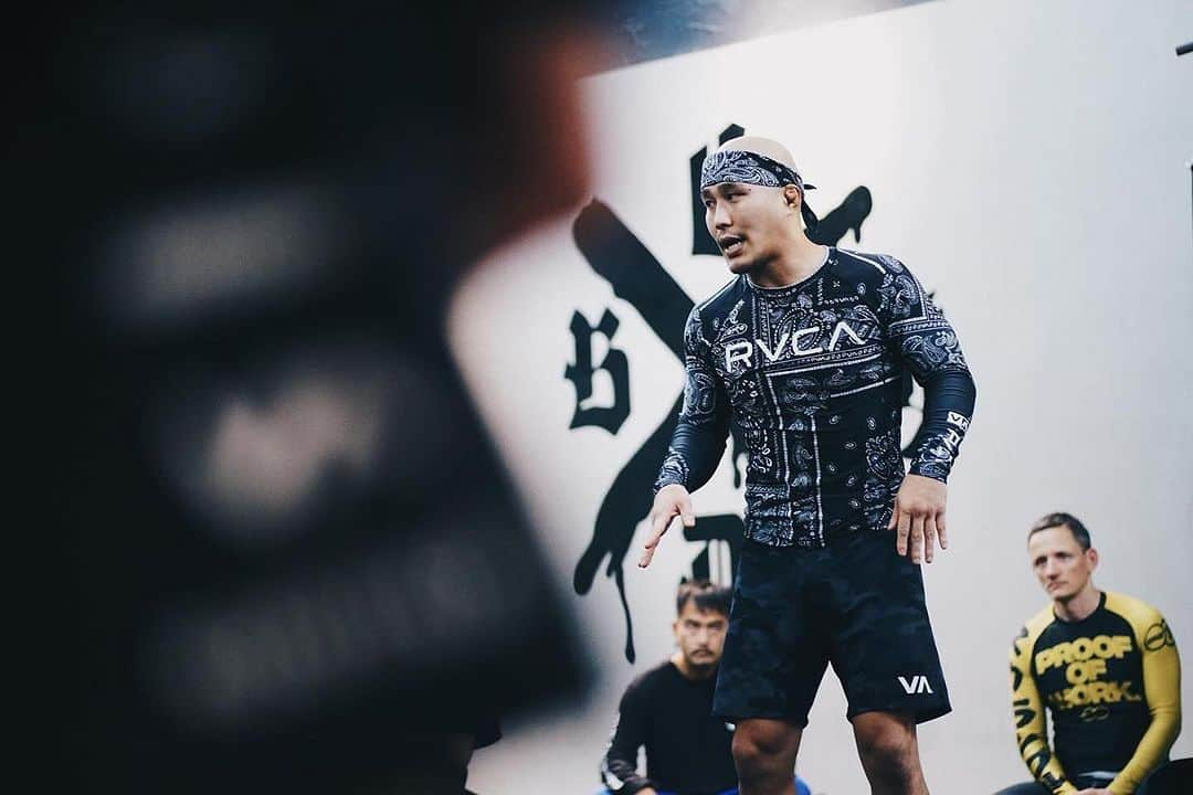 RVCA Japanさんのインスタグラム写真 - (RVCA JapanInstagram)「BJJ Jam Vol 1 スポーツ、背景、年齢、性別が異なる人々が集まり、マットの上で楽しい瞬間を共有するだけです。  BJJ Jam Vol1 presented by  Mixing people from different sports, backgrounds, age and gender…just to share a good moment on the mats.  Photos by: @_gohardgohan_」11月27日 17時34分 - rvcajapan