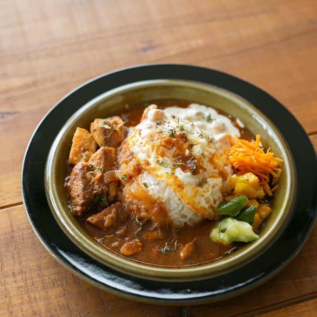 graf studioさんのインスタグラム写真 - (graf studioInstagram)「12月22日（金）19時より、graf porchにてお食事を楽しみながらお買い物をしていただける、1日限りのナイトイベント「Ho!Ho!Ho!Holynight」を開催します。  Ho!Ho!Ho!Holiday’sにてピックアップしているアイテムを中心に、贈り物や自分へのご褒美にもぴったりな商品を展開します。  また今年は堺市・七道に店舗を構える「小麦とスパイスの多国籍洋食堂＋写真スタジオ Nest Space」さんをお招きし、人気メニューの「特製ボロネーゼソースのラザニア」や、角煮のような豚肉がごろごろ入った甘辛いスパイスカレー「ゲーンハンレー」をはじめ、バナナクリームタルトやドーナツといったスイーツ、スパイス焼酎やホットコーヒーなどを提供していただく予定です。  美味しいお食事やお買い物を楽しみつつ、一夜限りの特別な夜をお過ごしください。  ◉「特製ボロネーゼソースのラザニア」に限りご予約を承ります。予約を希望される方は以下の情報をメール（info@graf-d3.com）もしくはgraf studioのinstagram DMにてご連絡ください。（他SNSのDMやNest SpaceさんへのDM、またお電話でのご予約はお受けできかねます）  ・提供予定時間｜20:00頃 ・ご予約可能数｜限定16食（予定数量に達し次第受付終了）　 ・価格｜1食　1,200円（税込） ・ご連絡いただきたい情報｜お名前・人数・希望数量・メールアドレス・お電話番号  ■Ho!Ho!Ho!Holynight 開催概要 会期｜2023年12月22日（金） 時間｜19:00-21:30 場所｜ graf porch （大阪市北区中之島4-1-9 graf studio 2F） 問合せ｜06-6459-2100　 shop@graf-d3.com （担当：北尾）  #graf #grafshop #grafstudio #グラフ #グラフスタジオ #hohohoholidays #hohohoholynight #nestspace #ネストスペース #七道 #堺 #古民家カフェ」11月27日 17時36分 - graf.studio