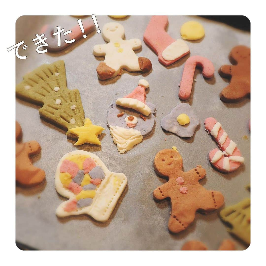 Babyful Storeさんのインスタグラム写真 - (Babyful StoreInstagram)「親子で遊べる魔法のクッキー生地！？🍪✨  こんにちは、ベビフルです！ そろそろクリスマス...🎄 今年はわが子と @coloridoh_official の「魔法のクッキー生地」で クッキー作りを楽しんでみませんか？？  …「魔法の生地」って？？🤔 その秘密を探るべく、スタッフがクリスマスキットをつかって クッキー作りに挑戦しました！  〜〜〜  まず思ったのは...とっても「簡単！」 クッキー生地は常温保存が可能で、袋から出してそのまま使えます！ 材料を計ったり、混ぜたりしなくていいから思い立ったときにすぐ作り始められるのがいいですね。不器用でずぼらなスタッフも安心してスタートできました😂  そして「安全！」✨ カラフルなクッキー生地、可愛いけど安全なの？？ 大事なわが子が食べるものだから、体に優しいものがいいな... そんなママさんにも自信を持っておすすめできます なんとcoloridohの生地は合成着色料不使用、アレルギー指定28品目も不使用！  なにより...「楽しい！」🎶 一番の特徴、カラフルな生地💛 入っているのは６色ですが、混ぜて好きな色をつくれるので何をつくろうかな...と大人のスタッフもわくわくしながら生地をこねました✨ クリスマスキットの特別な型を使ってツリーを作ったり、われらが古谷さん（サンタver）を作ったりしましたよ！  焼き上がったクッキーはサクサクして美味しく、作るときから食べ終わるまでずっと笑顔でした。これはお子さんと作ると素敵なクリスマスの想い出になること間違いなしです🍪💛  このクリスマスキットをみなさんにも体験してほしい！ ということで、プレゼントを用意しました  ↓↓↓  🎁プレゼントキャンペーン実施中！ - - - - - - - - - - - - - - - - - -  紹介した「[coloridoh] クッキーセット クリスマスキット」を5名様にプレゼント フィードにピンどめされている【真ん中の投稿】にコメントで応募！ 詳しくは該当の投稿をチェック👀✨  - - - - - - - - - - - - - - - - - - - - - - - - - - - - - - - - - - - - - -  #coloridoh #コロリドー #ベビフル #プレゼントキャンペーン #懸賞 #プレゼント企画 #クリスマスプレゼント #クリスマス #こどものいる生活 #子供のいるくらし #赤ちゃんがいる生活 #あかちゃんのいる生活 #令和ベビー #子供のいる生活 #プレゼント応募 #キャンペーン応募 #子育て応援  #クッキー作り #クッキータイム #vegan #ヴィーガン #ビーガン #親子クッキング #お菓子作り」11月27日 17時46分 - babyful_official