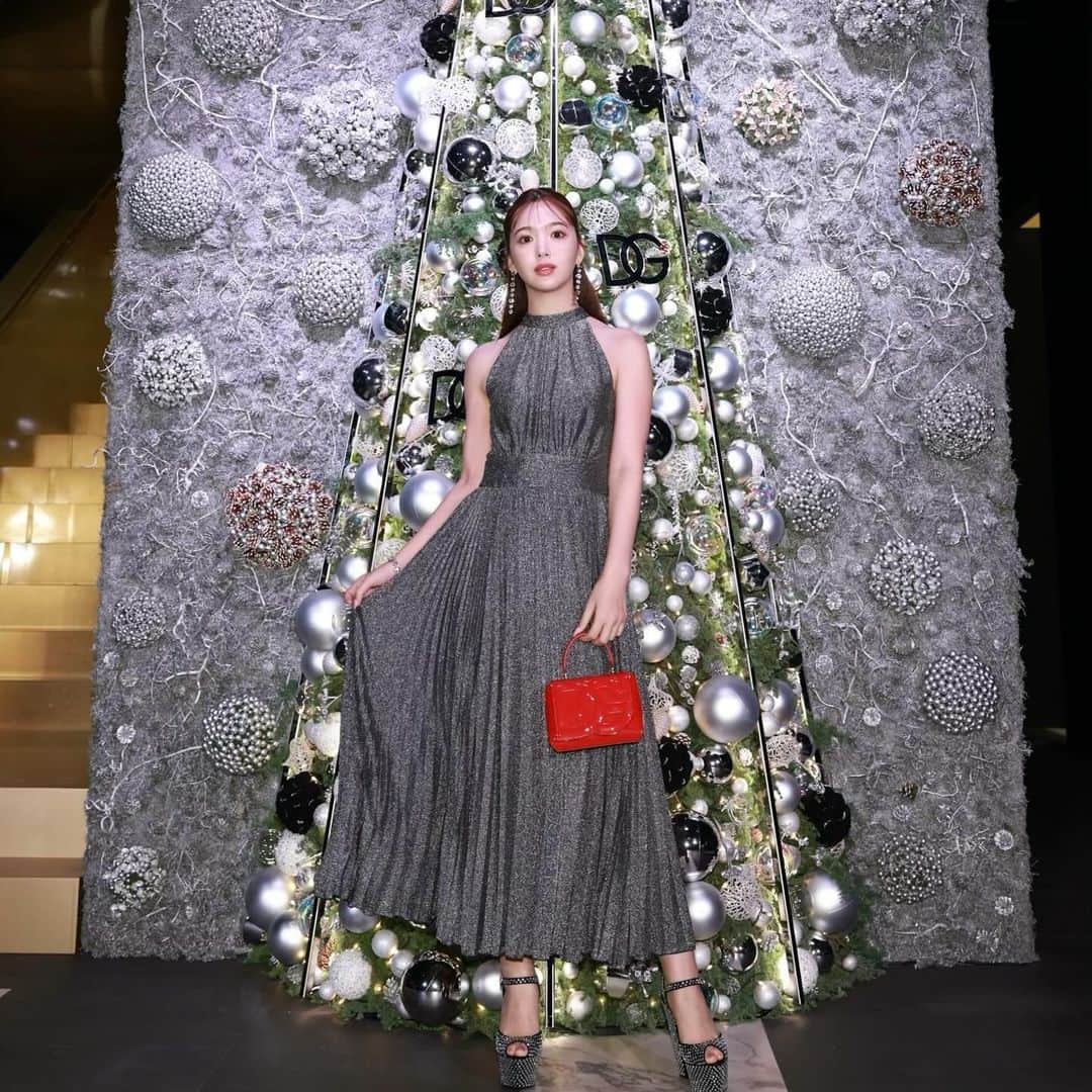 藤田ニコル（にこるん）さんのインスタグラム写真 - (藤田ニコル（にこるん）Instagram)「DolceGabbana🎄♥️  ラメラメなワンピは ホリデーにピッタリ✨ 赤のバッグもポイントで🔴 クリスマスツリーも素敵でした♡  @dolcegabbana #pr  #DolceGabbana #DGHolidays #ドルチェガッバーナ #DGホリデー」11月27日 17時46分 - 2525nicole2