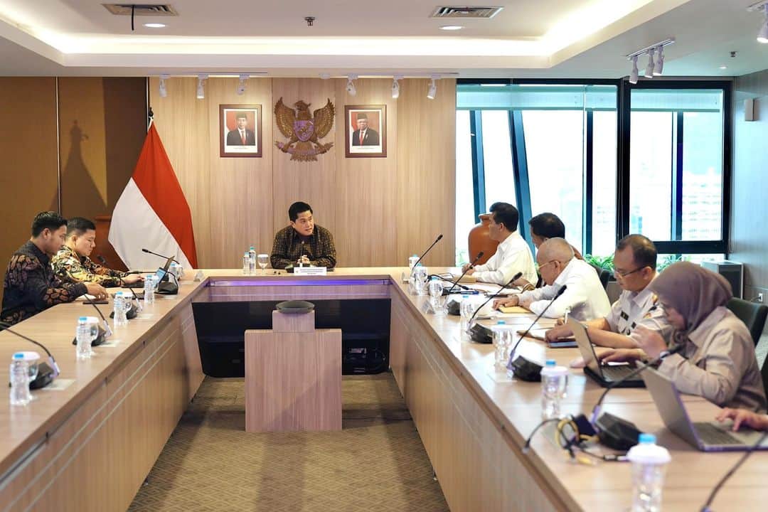 エリック・トヒルのインスタグラム：「Sebagai Menko Marves Ad Interim, siang ini saya rapat bersama Badan Karantina Indonesia. Penggabungan karantina oleh Bapak Presiden Jokowi pada Juli lalu, sumber daya bisa digunakan lebih efisien untuk pertumbuhan ekonomi. Salah satunya adalah dengan memanfaatkan impor tidak sebatas memenuhi kebutuhan dalam negeri, juga untuk memperkuat Indonesia sebagai rantai pasok pangan.   Ke depan Indonesia tidak boleh lagi bergantung terus dengan impor. Harus ada keseimbangan dan bahkan menjadi negara pengekspor berbagai produk pertanian dan turunannya ke berbagai negara.」