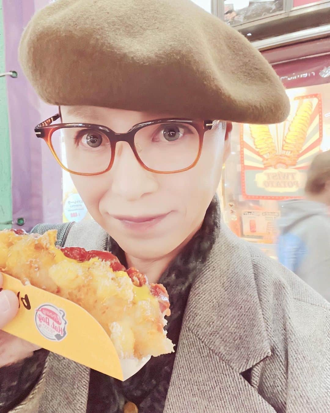 IZAMのインスタグラム：「生まれて初めて食べちゃった☺️💛  チーズが伸びすぎて急に切れたから喉の真ん中ぐらいにペタっとついたよー😁笑🤣  #IZAM #izam #SHAZNA #shazna #韓国グルメ」