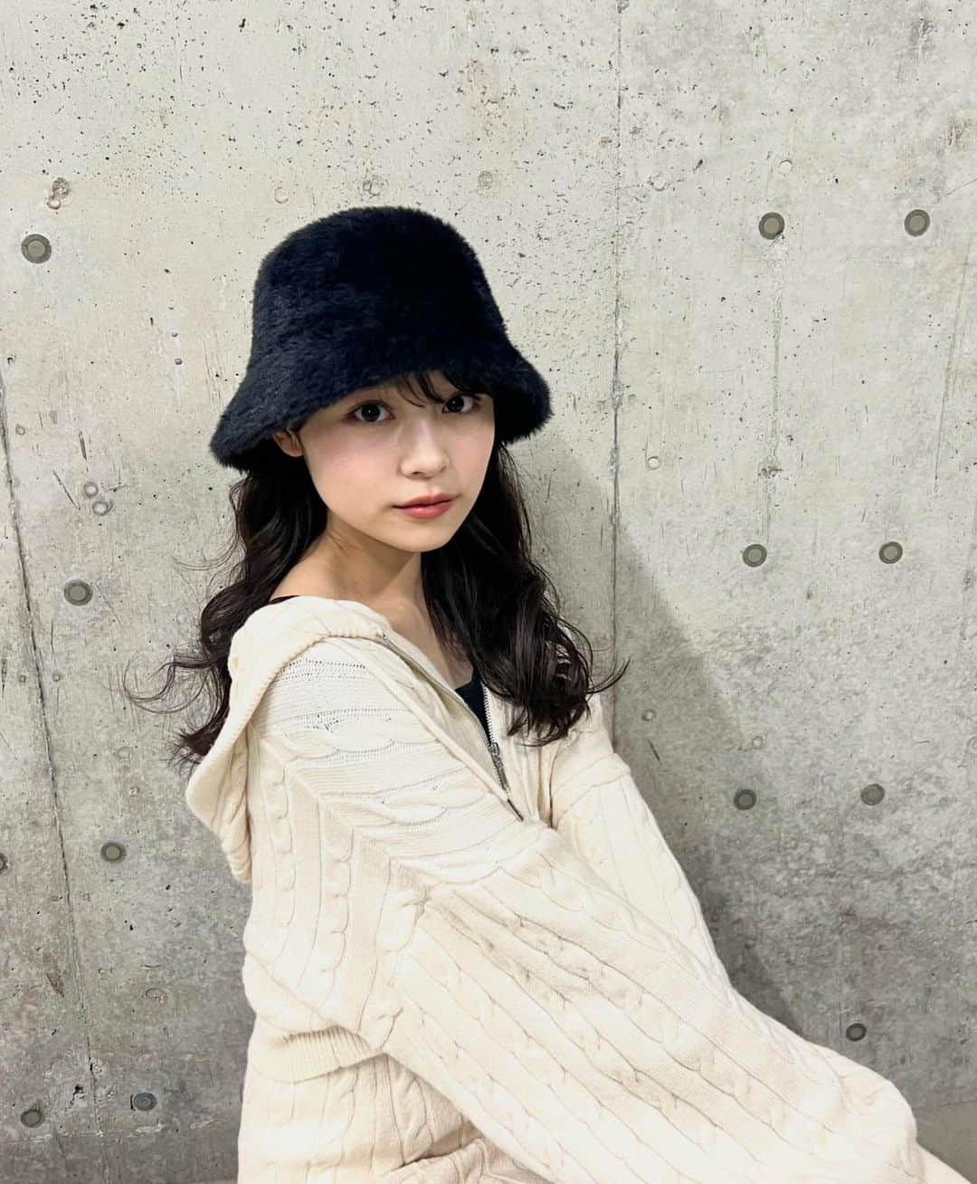 林芽亜里さんのインスタグラム写真 - (林芽亜里Instagram)「🎀 ⁡ 珍しコーデ🤍 振袖イベント後なので髪の毛クルクル~🌀 ⁡ ネックレスつけ忘れたけど、みんなの頭の中でつけておいてくださいな。☺️😂 ⁡ ⁡ ⁡ このモコモコバケハ最近好きです。♡ ⁡ ⁡ #林芽亜里 #archives #Charles&Keith」11月27日 17時42分 - meari__hayashi