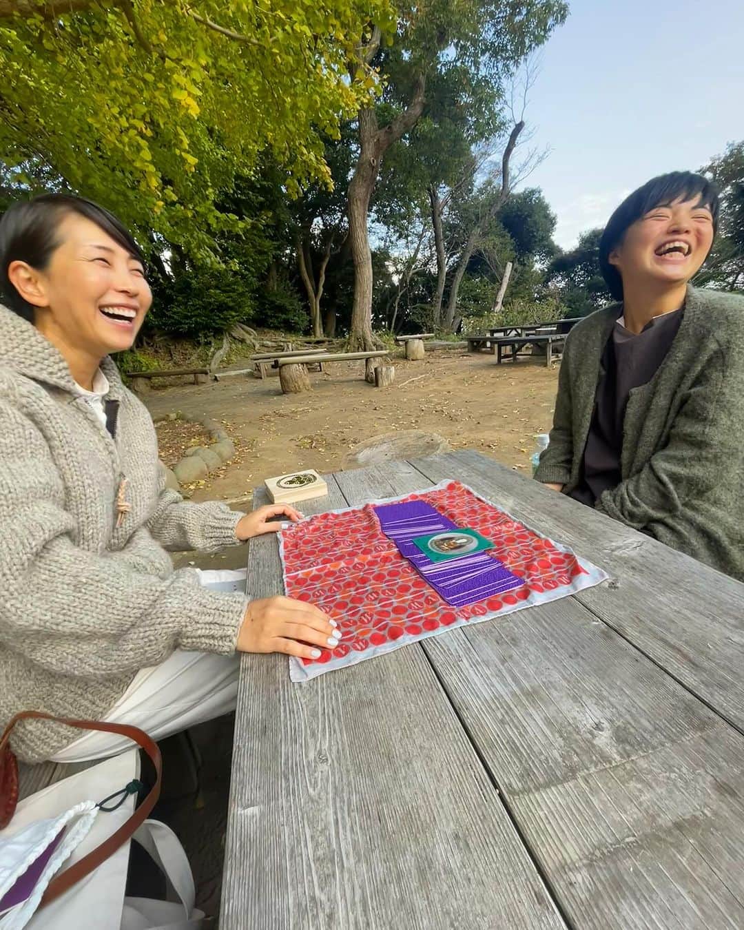 桃生亜希子さんのインスタグラム写真 - (桃生亜希子Instagram)「秋晴れの満月🌕。 　 　なると屋さんの11月ごはんを食べに鎌倉へ。　@narutoyakamakura     偶然にも同じタイミングで島根に来ていた　ときちゃん　@tokikonitta と出雲の思い出話をしたり、  今年を振り返り、来年に思いを馳せる時間。 　 　 　銭洗弁天　と葛原神社　にご挨拶してから、  ときちゃんに神様カードを引かせてもらう。✨  　　来年も、踊るように、旅をして生きる。 　　嬉しさが爆発して、踊りたくなるような素敵な出来事が待っている。 　 　楽しみ、笑顔で踊り、表現する。 　平和の波動を人に伝えることが私のお役目だそう。🙏✨ 　 　ありがたいね。 　 　みんなそれぞれ納得のカードが出て、面白かったな。  　 　1人1人が自分のことを知り、そのお役目を全うすることが、1番　この世界のためになる。 　 　 　色々あるけど、そんな世界は　もうすぐ来るよ。✨  #葛原神社　#銭洗弁天 #満月」11月27日 17時54分 - pinokosugar