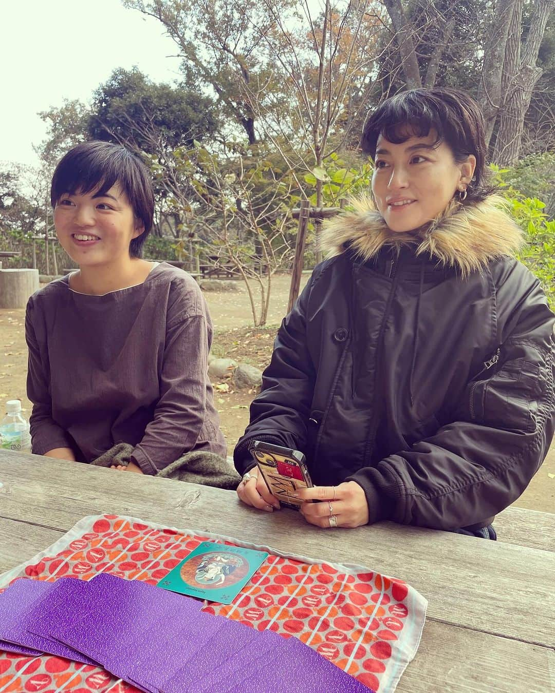 桃生亜希子さんのインスタグラム写真 - (桃生亜希子Instagram)「秋晴れの満月🌕。 　 　なると屋さんの11月ごはんを食べに鎌倉へ。　@narutoyakamakura     偶然にも同じタイミングで島根に来ていた　ときちゃん　@tokikonitta と出雲の思い出話をしたり、  今年を振り返り、来年に思いを馳せる時間。 　 　 　銭洗弁天　と葛原神社　にご挨拶してから、  ときちゃんに神様カードを引かせてもらう。✨  　　来年も、踊るように、旅をして生きる。 　　嬉しさが爆発して、踊りたくなるような素敵な出来事が待っている。 　 　楽しみ、笑顔で踊り、表現する。 　平和の波動を人に伝えることが私のお役目だそう。🙏✨ 　 　ありがたいね。 　 　みんなそれぞれ納得のカードが出て、面白かったな。  　 　1人1人が自分のことを知り、そのお役目を全うすることが、1番　この世界のためになる。 　 　 　色々あるけど、そんな世界は　もうすぐ来るよ。✨  #葛原神社　#銭洗弁天 #満月」11月27日 17時54分 - pinokosugar