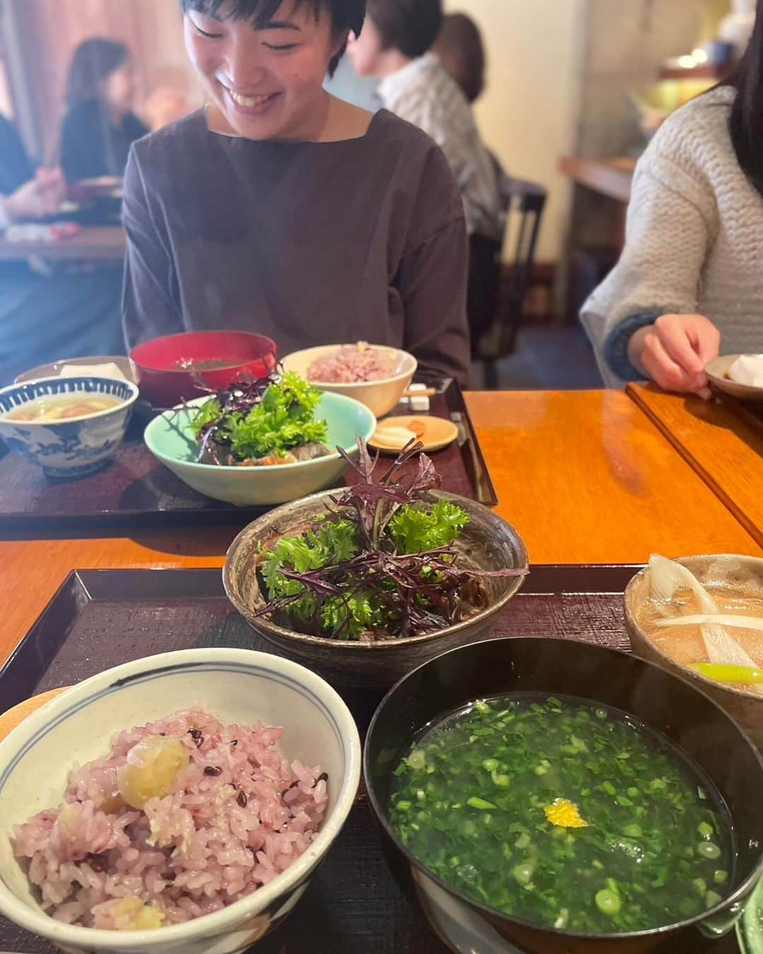 桃生亜希子さんのインスタグラム写真 - (桃生亜希子Instagram)「秋晴れの満月🌕。 　 　なると屋さんの11月ごはんを食べに鎌倉へ。　@narutoyakamakura     偶然にも同じタイミングで島根に来ていた　ときちゃん　@tokikonitta と出雲の思い出話をしたり、  今年を振り返り、来年に思いを馳せる時間。 　 　 　銭洗弁天　と葛原神社　にご挨拶してから、  ときちゃんに神様カードを引かせてもらう。✨  　　来年も、踊るように、旅をして生きる。 　　嬉しさが爆発して、踊りたくなるような素敵な出来事が待っている。 　 　楽しみ、笑顔で踊り、表現する。 　平和の波動を人に伝えることが私のお役目だそう。🙏✨ 　 　ありがたいね。 　 　みんなそれぞれ納得のカードが出て、面白かったな。  　 　1人1人が自分のことを知り、そのお役目を全うすることが、1番　この世界のためになる。 　 　 　色々あるけど、そんな世界は　もうすぐ来るよ。✨  #葛原神社　#銭洗弁天 #満月」11月27日 17時54分 - pinokosugar