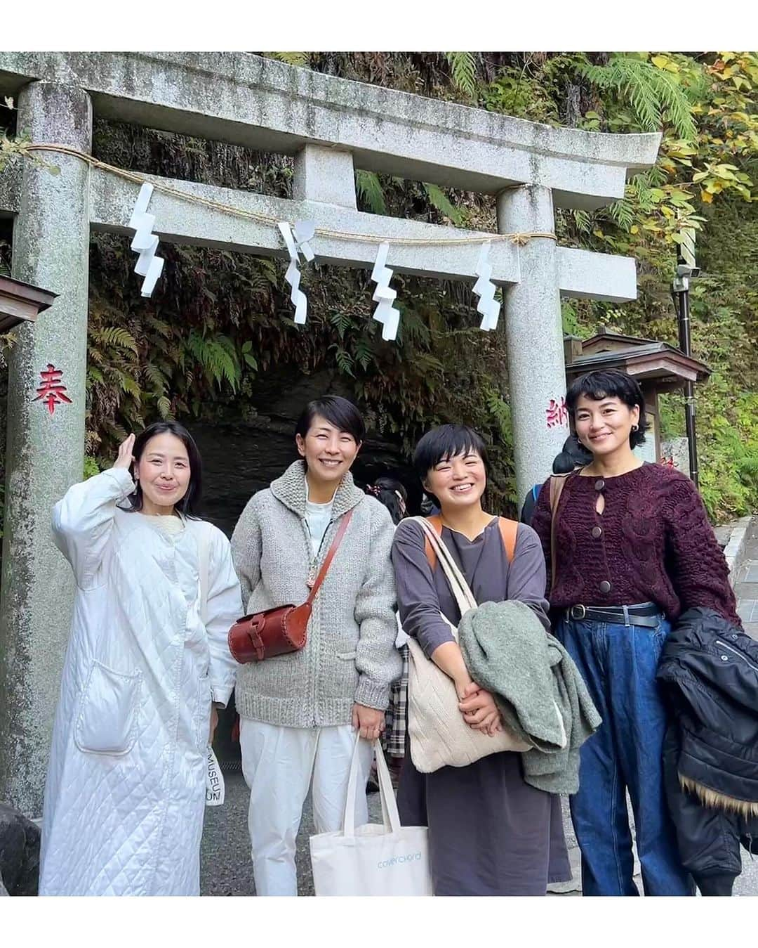 桃生亜希子さんのインスタグラム写真 - (桃生亜希子Instagram)「秋晴れの満月🌕。 　 　なると屋さんの11月ごはんを食べに鎌倉へ。　@narutoyakamakura     偶然にも同じタイミングで島根に来ていた　ときちゃん　@tokikonitta と出雲の思い出話をしたり、  今年を振り返り、来年に思いを馳せる時間。 　 　 　銭洗弁天　と葛原神社　にご挨拶してから、  ときちゃんに神様カードを引かせてもらう。✨  　　来年も、踊るように、旅をして生きる。 　　嬉しさが爆発して、踊りたくなるような素敵な出来事が待っている。 　 　楽しみ、笑顔で踊り、表現する。 　平和の波動を人に伝えることが私のお役目だそう。🙏✨ 　 　ありがたいね。 　 　みんなそれぞれ納得のカードが出て、面白かったな。  　 　1人1人が自分のことを知り、そのお役目を全うすることが、1番　この世界のためになる。 　 　 　色々あるけど、そんな世界は　もうすぐ来るよ。✨  #葛原神社　#銭洗弁天 #満月」11月27日 17時54分 - pinokosugar