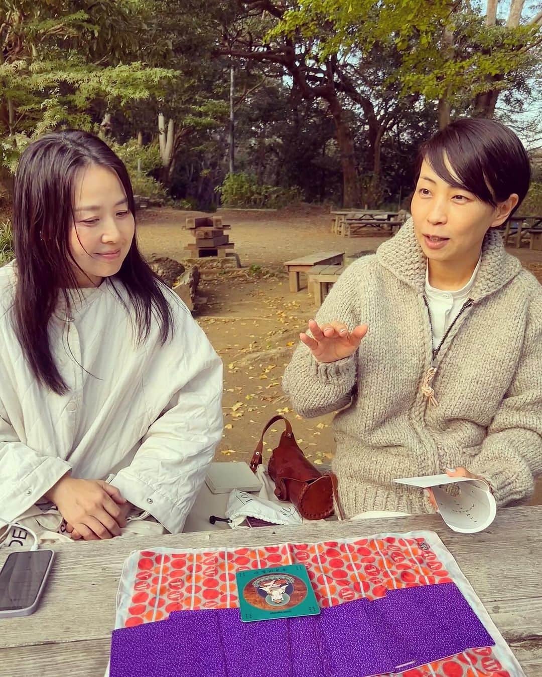 桃生亜希子さんのインスタグラム写真 - (桃生亜希子Instagram)「秋晴れの満月🌕。 　 　なると屋さんの11月ごはんを食べに鎌倉へ。　@narutoyakamakura     偶然にも同じタイミングで島根に来ていた　ときちゃん　@tokikonitta と出雲の思い出話をしたり、  今年を振り返り、来年に思いを馳せる時間。 　 　 　銭洗弁天　と葛原神社　にご挨拶してから、  ときちゃんに神様カードを引かせてもらう。✨  　　来年も、踊るように、旅をして生きる。 　　嬉しさが爆発して、踊りたくなるような素敵な出来事が待っている。 　 　楽しみ、笑顔で踊り、表現する。 　平和の波動を人に伝えることが私のお役目だそう。🙏✨ 　 　ありがたいね。 　 　みんなそれぞれ納得のカードが出て、面白かったな。  　 　1人1人が自分のことを知り、そのお役目を全うすることが、1番　この世界のためになる。 　 　 　色々あるけど、そんな世界は　もうすぐ来るよ。✨  #葛原神社　#銭洗弁天 #満月」11月27日 17時54分 - pinokosugar