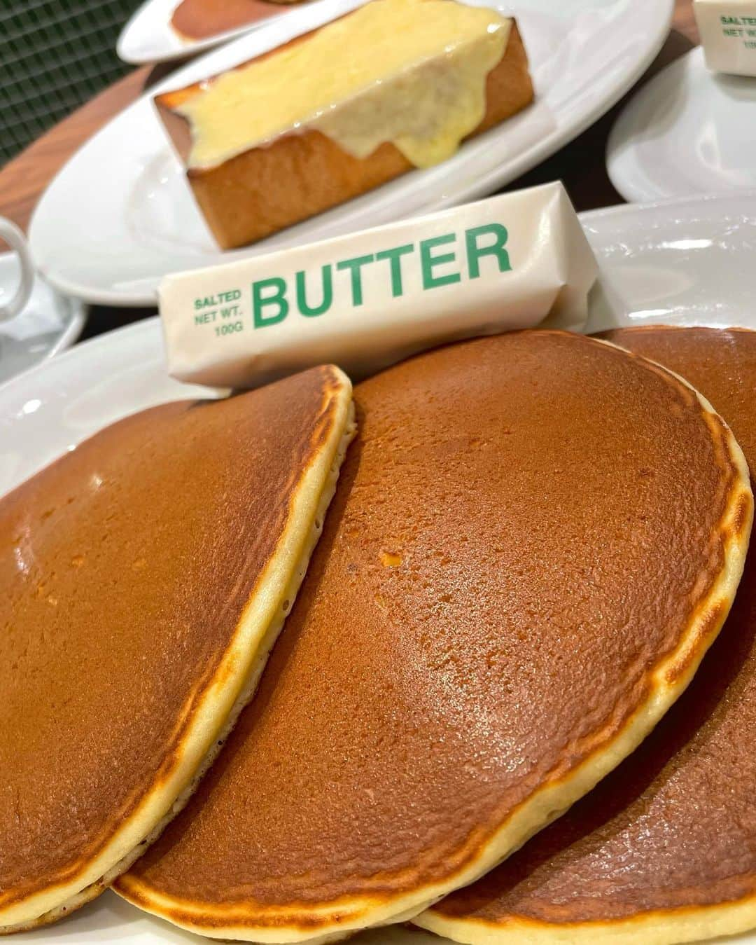 小鳥遊七星さんのインスタグラム写真 - (小鳥遊七星Instagram)「バターまるまる付いてくる ホットケーキを食べてきたよ🥞🧈  土曜日で、1時間くらい並んで ようやく店内へ😌  並んでる時に バターが出来上がる工程をガラス越しに見てました🧈  私は、 「ミルクを食べるバター」を食べるホットケーキ ¥2200 税別 チーズトースト ¥1400 税別 ホットミルク ¥600 税別  を頂きましたー🥞💓  ホットケーキもチーズトーストも ボリュームあってお腹いっぱい😆✨ もちろん、バターやチーズたっぷりで 美味しかった☺️💕  ホットミルクは、ティーポットできて 3杯くらい楽しめたよ🫖  ホットケーキのバターは、 持ち帰りも出来るみたい🧈 その場合は、店員さんを呼んだらいいそうです！  ------------------------------------------------ 🏠BUTTER 美瑛放牧酪農場 📍	東京都千代田区丸の内2-4-1 丸の内ビルディング B1F 🚃JR東京駅から徒歩5分 東京メトロ東京駅から徒歩3分 東京メトロ二重橋前駅から徒歩3分 二重橋前駅から207m 📞0358603695 ⌛️10：00～21：00 （カフェコーナー 11：00～LO19：00） 無休」11月27日 17時54分 - nanase_t_0826