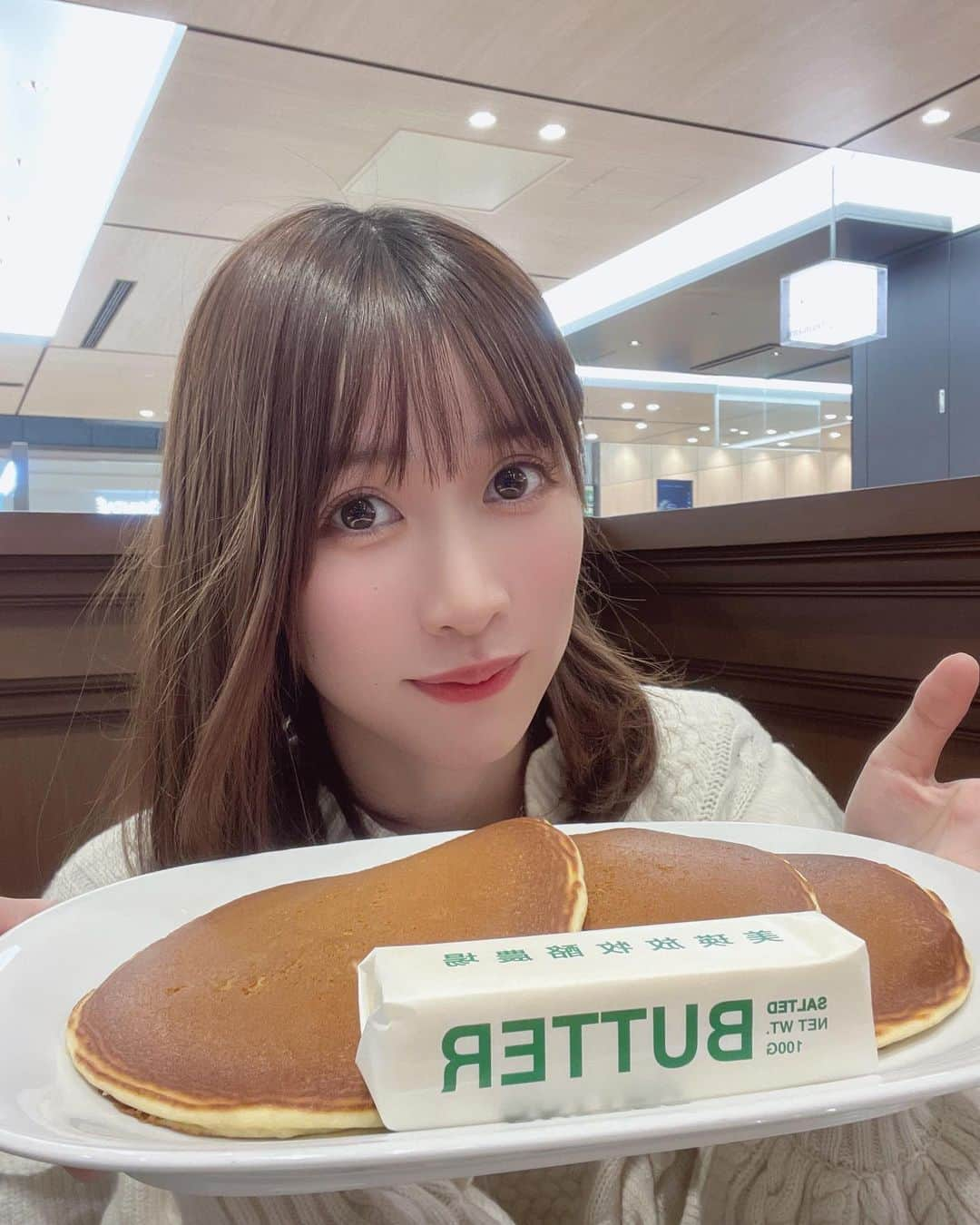 小鳥遊七星さんのインスタグラム写真 - (小鳥遊七星Instagram)「バターまるまる付いてくる ホットケーキを食べてきたよ🥞🧈  土曜日で、1時間くらい並んで ようやく店内へ😌  並んでる時に バターが出来上がる工程をガラス越しに見てました🧈  私は、 「ミルクを食べるバター」を食べるホットケーキ ¥2200 税別 チーズトースト ¥1400 税別 ホットミルク ¥600 税別  を頂きましたー🥞💓  ホットケーキもチーズトーストも ボリュームあってお腹いっぱい😆✨ もちろん、バターやチーズたっぷりで 美味しかった☺️💕  ホットミルクは、ティーポットできて 3杯くらい楽しめたよ🫖  ホットケーキのバターは、 持ち帰りも出来るみたい🧈 その場合は、店員さんを呼んだらいいそうです！  ------------------------------------------------ 🏠BUTTER 美瑛放牧酪農場 📍	東京都千代田区丸の内2-4-1 丸の内ビルディング B1F 🚃JR東京駅から徒歩5分 東京メトロ東京駅から徒歩3分 東京メトロ二重橋前駅から徒歩3分 二重橋前駅から207m 📞0358603695 ⌛️10：00～21：00 （カフェコーナー 11：00～LO19：00） 無休」11月27日 17時54分 - nanase_t_0826