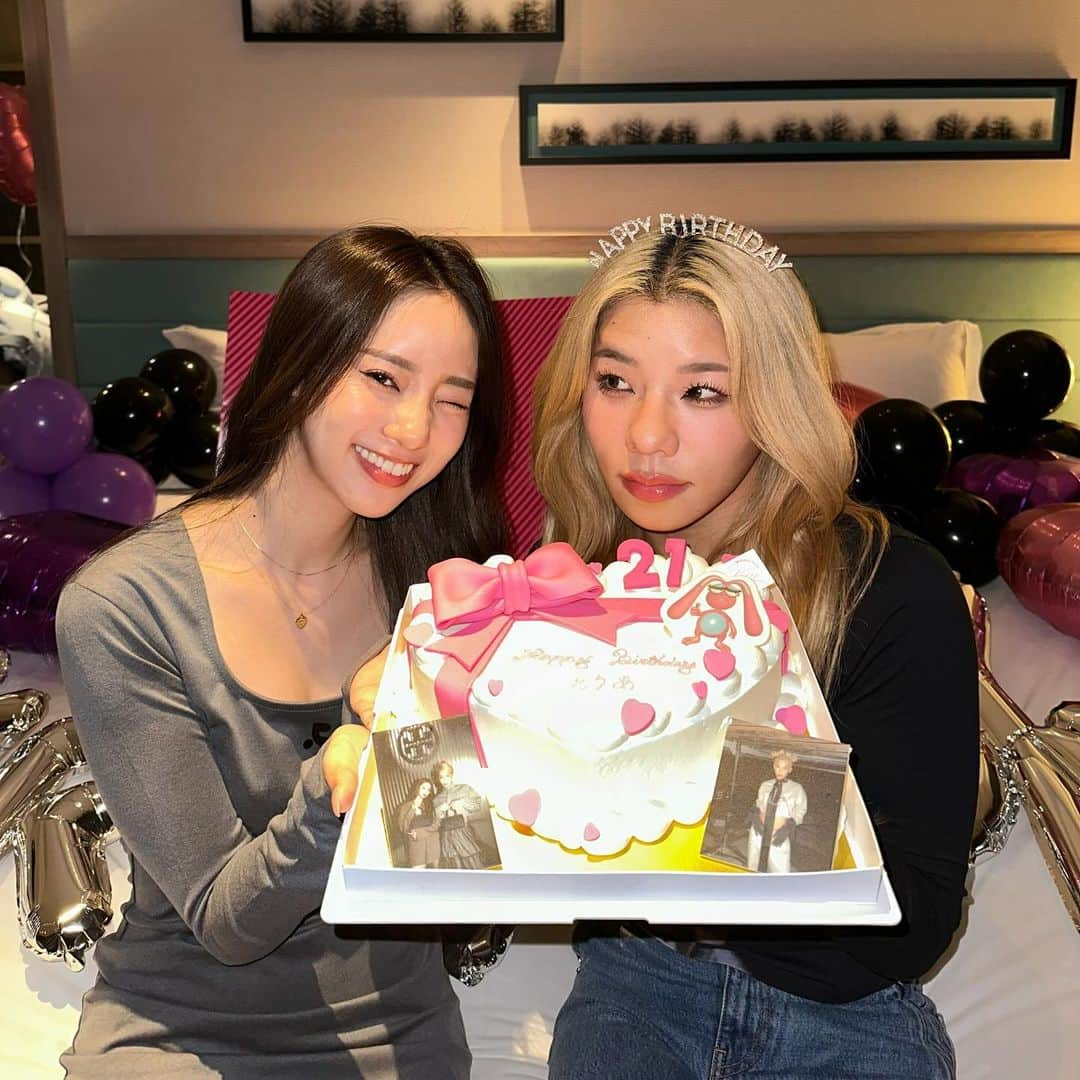 中町綾さんのインスタグラム写真 - (中町綾Instagram)「とうあお誕生日おめでとう💕🎀 1年経つの早すぎてあんたもう21歳なのっ❓ 20歳の歳はいい事も嫌な事も沢山あっただろうけど、笑顔で乗り越えて偉いよ！ お仕事も遊びも全力で頑張ったね🥺 毎日忙しい中私の事も沢山支えてくれてありがとう 私が辛そうにしてると何も言わず側にいてくれて励ましてくれてずっと味方で居てくれて心強かったよ！本当にありがとう❤️ とうあも辛い時はいつでも頼るんだよ辛い姿を見せるのはダサくないから無理にずっと明るくいようとしないでね 頑張りすぎて心配になる事があるから疲れたらいつでも旅行行くよ🫶🏻 来年も沢山お仕事一緒にしようね！ 海外行きまくろうね！ 遊びまくろうね！ クラブで飲みまくろうね！笑 愛してるよーー❤️」11月27日 17時55分 - ayanakamachi