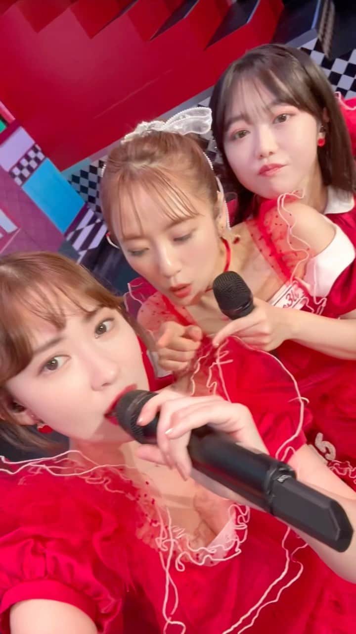 小嶋陽菜のインスタグラム：「LIVE中に撮った😚❤️  #ノースリーブス」