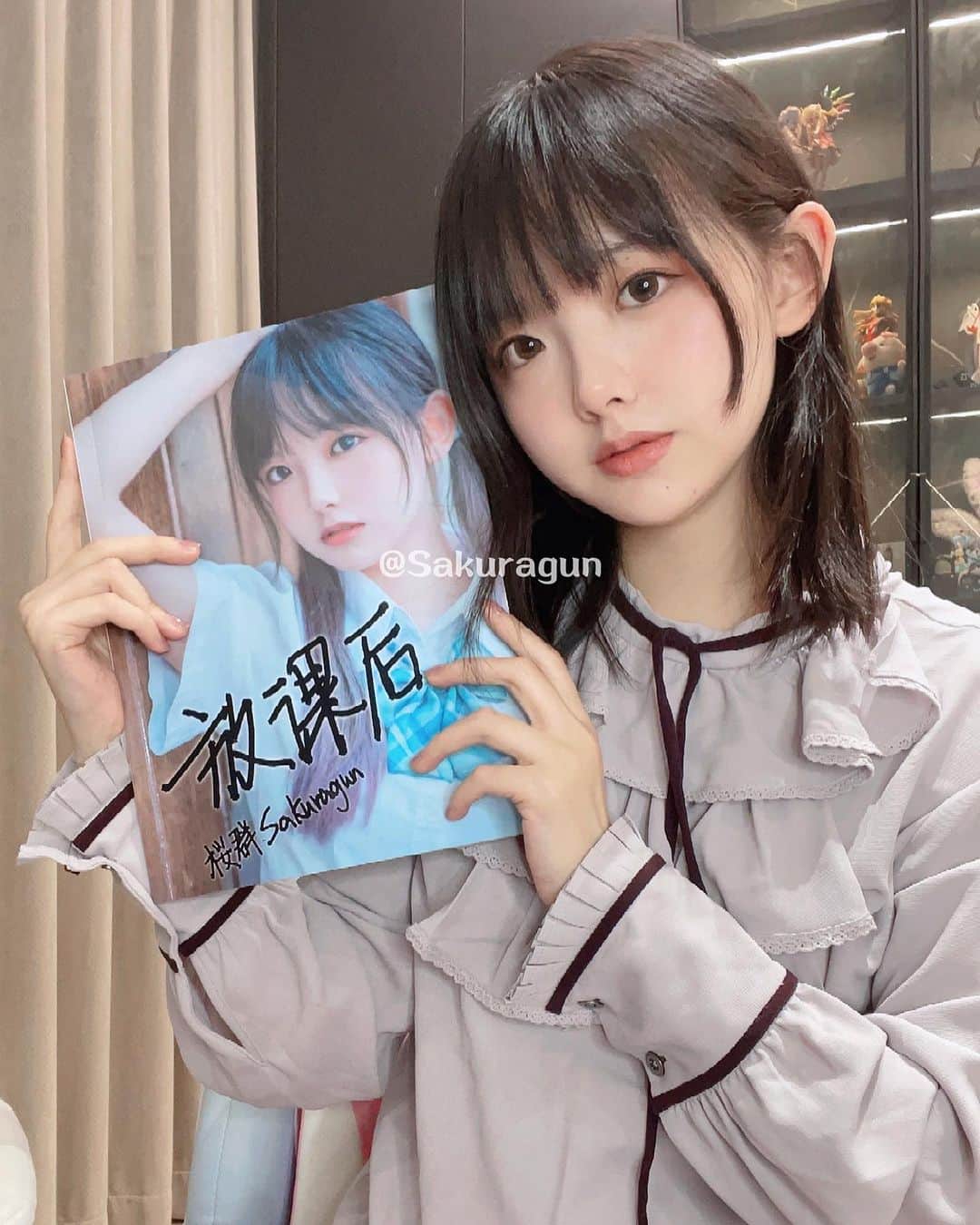 樱群のインスタグラム：「Sakuragun's new photobook is released on Taobao and Ko-fi(Electronic version)!☺️🎉  Over 100 sold! Thank youu<3」