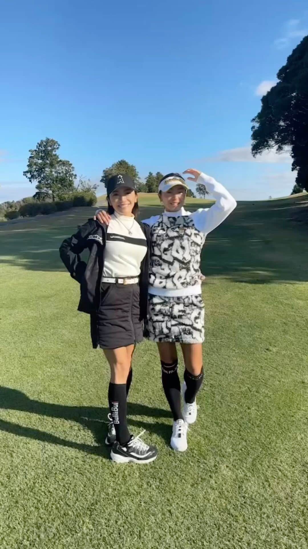 松藤あつこのインスタグラム：「@loudmouth_japan_official の秋〜🍂まとめ♡  @loudmouth_style   ゴルフ再開してから… 今年は詰めて成長に向けて頑張りました‼️ 子育て、仕事とバランス保ちながら…♡ 来年は忙しくなるみたいなので😝  再開してからどっぷり〜ラウドマウスに恋をして💓  元気になるウェアで元気なゴルフ🏌️‍♀️  ただいま福袋先行予約受付中❣️  去年沢山すぎたので、今年は3万円の福袋オーダーしました♡(プレミアムじゃないと上下サイズ指定できません⚠️S上入らなかったら…シェアする覚悟で♡)  来年はまたプレミアムかな😝  年内に白から80台いけないかな〜🤣  とにかく生地が良い！生地が強い‼️ サンフランシスコ生まれのゴルフウェア✨ 洗濯機ガンガン大丈夫🙆  #一生のスポーツ #両親と遊べるスポーツ #ゴルフ #東京ゴルフ女子  #ラウドマウスクルー #ラウドマウスラバー #pr #愛用者 #欲しい柄がいっぱい #セールも見逃せない #福袋2024  #中身充実 #ラウドマウスの福袋  2023の開封動画あります♡」