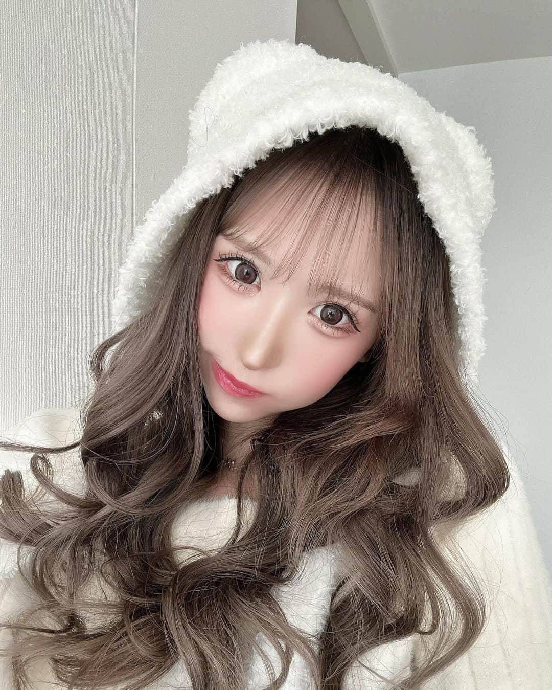 伊藤桃々のインスタグラム：「くまちゃん韓国で買ったの お気に入り🧸🤍  ブリーチしたのいい感じに色落ちして来て 透明感あるハイトーンなってきた 冬はやっぱり明るくしたくなる季節🎄🩷 わがままピンクは最近の毎日カラコン🎀」