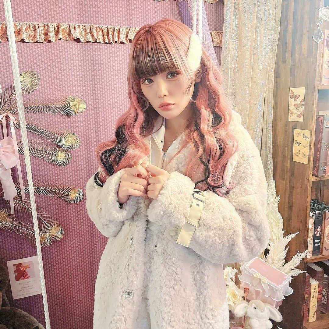 Ank Rougeのインスタグラム：「🖤Be mqin🤍  12/3〜AnkRouge店舗にて販売スタート ※ソラリア店は届き次第販売スタート ご予約も受付中❕  12/1 Jamieラフォーレ原宿店　18:00〜21:00限定発売 ※入場にはインビテーションが必要となります。 お手数ですが、インビテーション必要なお客様は、 Jamieエーエヌケーラフォーレ原宿店まで ご連絡をお願いいたします。 @jamieank_laforetharajuku   公式通販サイトAiland 11/30 12:00〜販売スタート  ♡コート  color アイボリー ベージュ ブルー ブラック ⚠︎べージュ、ブルーは SHIBUYA109店、HEP FIVE店、大宮アルシェ店、公式通販サイトAiland、Jamieラフォーレ原宿店（12/1 18:00〜21:00限定）のみでの販売となります。  price ￥25,300taxin   ♡Bigパーカー　  color ホワイト ブルー ブラック  price ￥18,150taxin　　  ♡パーカーワンピース  color ホワイト ブルー ブラック  price ￥18,150taxin」