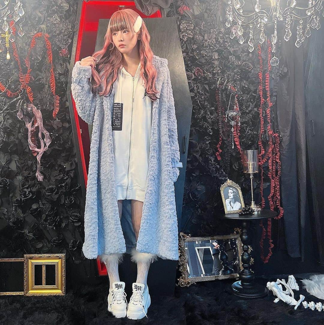 さきちゃんさんのインスタグラム写真 - (さきちゃんInstagram)「🖤Bemqin Outer Collection🤍 本日18:00よりAnkRouge店舗にてご予約スタート！🎶 ㅤㅤㅤㅤㅤㅤㅤㅤㅤㅤㅤㅤㅤ ロングコートのベージュ・ブルーは 大宮アルシェ店・渋谷109店・HEPFIVE店 公式通販サイトailand限定カラーです❕ ㅤㅤㅤㅤㅤㅤㅤㅤㅤㅤㅤㅤㅤ Jamieエーエヌケーラフォーレ原宿店では 12/1 18:00-21:00限定で全色販売になります❤︎ ・ 大宮アルシェ店とJamieエーエヌケーラフォーレ原宿店では Bemqinアイテムご購入の方に 12/23クリスマスパーティーのチェキ券・マリカ券を 先着でお渡しです！🚗💨 ・ 2023年最後のBemqinアイテム❕ ぜひお近くの店舗でゲットして頂きたいです😾💕 ㅤㅤㅤㅤㅤㅤㅤㅤㅤㅤㅤㅤㅤ #ankrouge #bemqin #アンクルージュ #大宮アルシェ #ファーコート #ロングコート」11月27日 18時03分 - ankrouge____saki