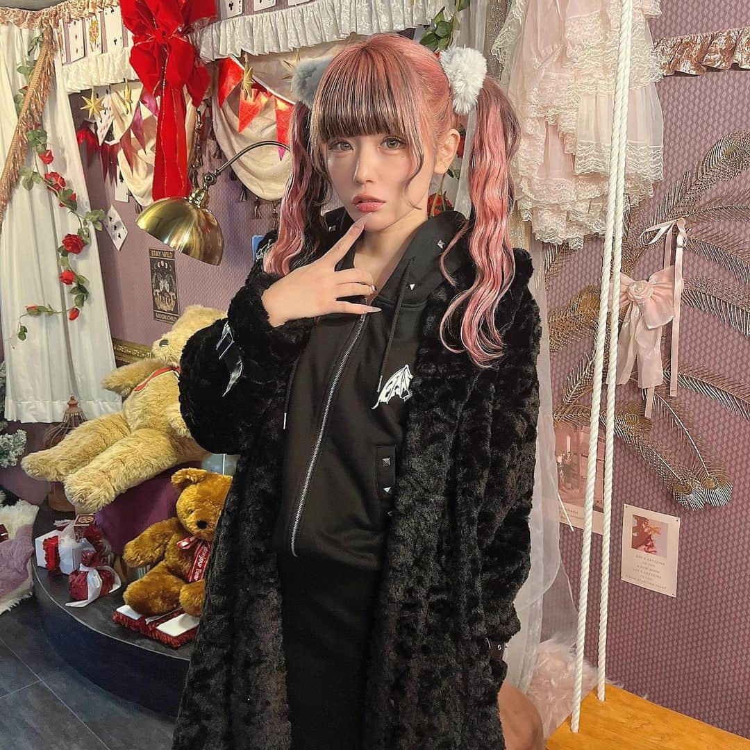 さきちゃんさんのインスタグラム写真 - (さきちゃんInstagram)「🖤Bemqin Outer Collection🤍 本日18:00よりAnkRouge店舗にてご予約スタート！🎶 ㅤㅤㅤㅤㅤㅤㅤㅤㅤㅤㅤㅤㅤ ロングコートのベージュ・ブルーは 大宮アルシェ店・渋谷109店・HEPFIVE店 公式通販サイトailand限定カラーです❕ ㅤㅤㅤㅤㅤㅤㅤㅤㅤㅤㅤㅤㅤ Jamieエーエヌケーラフォーレ原宿店では 12/1 18:00-21:00限定で全色販売になります❤︎ ・ 大宮アルシェ店とJamieエーエヌケーラフォーレ原宿店では Bemqinアイテムご購入の方に 12/23クリスマスパーティーのチェキ券・マリカ券を 先着でお渡しです！🚗💨 ・ 2023年最後のBemqinアイテム❕ ぜひお近くの店舗でゲットして頂きたいです😾💕 ㅤㅤㅤㅤㅤㅤㅤㅤㅤㅤㅤㅤㅤ #ankrouge #bemqin #アンクルージュ #大宮アルシェ #ファーコート #ロングコート」11月27日 18時03分 - ankrouge____saki