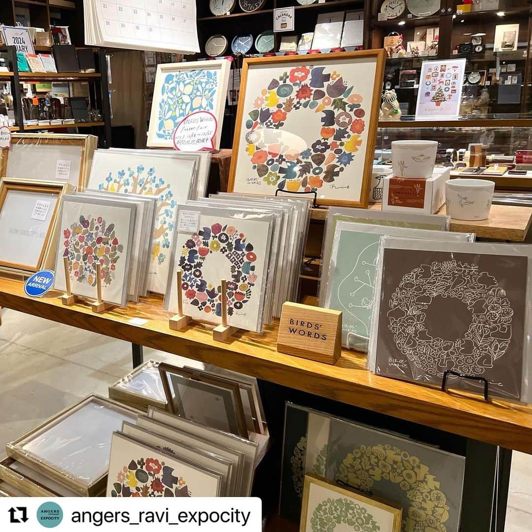 BIRDS' WORDSさんのインスタグラム写真 - (BIRDS' WORDSInstagram)「11/17〜12/25の期間、 アンジェ ラヴィサント ららぽーとEXPOCITY店（@angers_ravi_expocity）にて バーズワーズのポスターフェアを開催中です。  お近くにお越しの際は ぜひお立ち寄りください。  #Repost @angers_ravi_expocity with @use.repost ・・・ 【ららぽーとEXPOCITY店&ららぽーと門真店】  アンジェEXPOCITY店と門真店のあるららぽーとで開催中のブラックフライデー&三井ショッピングパークカードポイントアップデーも11/26(日)までと残りわずかとなりました！ 対象カードでのクレジット払いで、通常100円(税抜)につき2ポイントのところ、期間中は5ポイント！ 対象のキャッシュレス払いで通常100円（税抜）につき1ポイントのところ、3ポイント！  さらに、ただいまEXPOCITY店では「BIRDS' WORDS POSTER Fair」、門真店では「STANDARD SUPPLY  POP UP Fair」が開催中です！  この機会にぜひお立ち寄りくださいませ！  #バーズワーズ#standardsupply#ららぽーと #雑貨 #雑貨店 #北摂雑貨 #北欧雑貨 #吹田市 #万博記念公園 #expocity #アンジェ #アンジェラヴィサント #アンジェラヴィサントexpocity店 #ららぽーと門真#門真市#angers #angersravissant #angersravissantexpocity」11月27日 18時03分 - birds_words