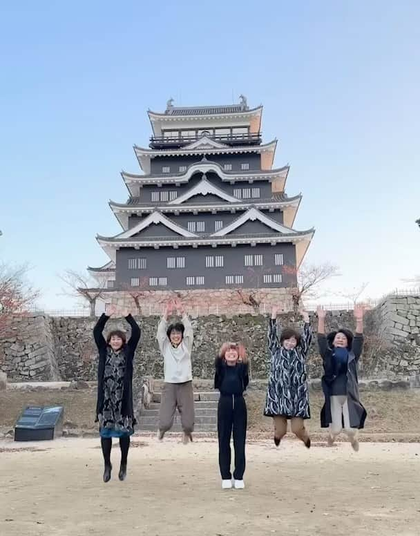 山本浩未のインスタグラム：「全国横断BOOK TOUR  駐車場に向かう途中に福山城🏯🤩  「あれやる？」 「いつもの？」 「やろうよ」  って事で  恒例のJUMP ⤴️🙌🏻⤴️🙌🏻⤴️🙌🏻⤴️🙌🏻⤴️🙌🏻  3人だとなかなか上手くいかないのに初参加の5人でやったら、出来たー😆🙌🏻  若者が写メしてくれたからなのかな🤭  #60歳ひとりぐらし毎日楽しい理由 #60歳毎日楽しい理由 #日本全国ブックツアー #山本浩未のBOOKTOUR #福山 #福山城 #誠之館高等学校 @hitoko4  @norikomiz  #アカマツとせらこ #従姉妹のトシちゃん #ありがとうせいか」