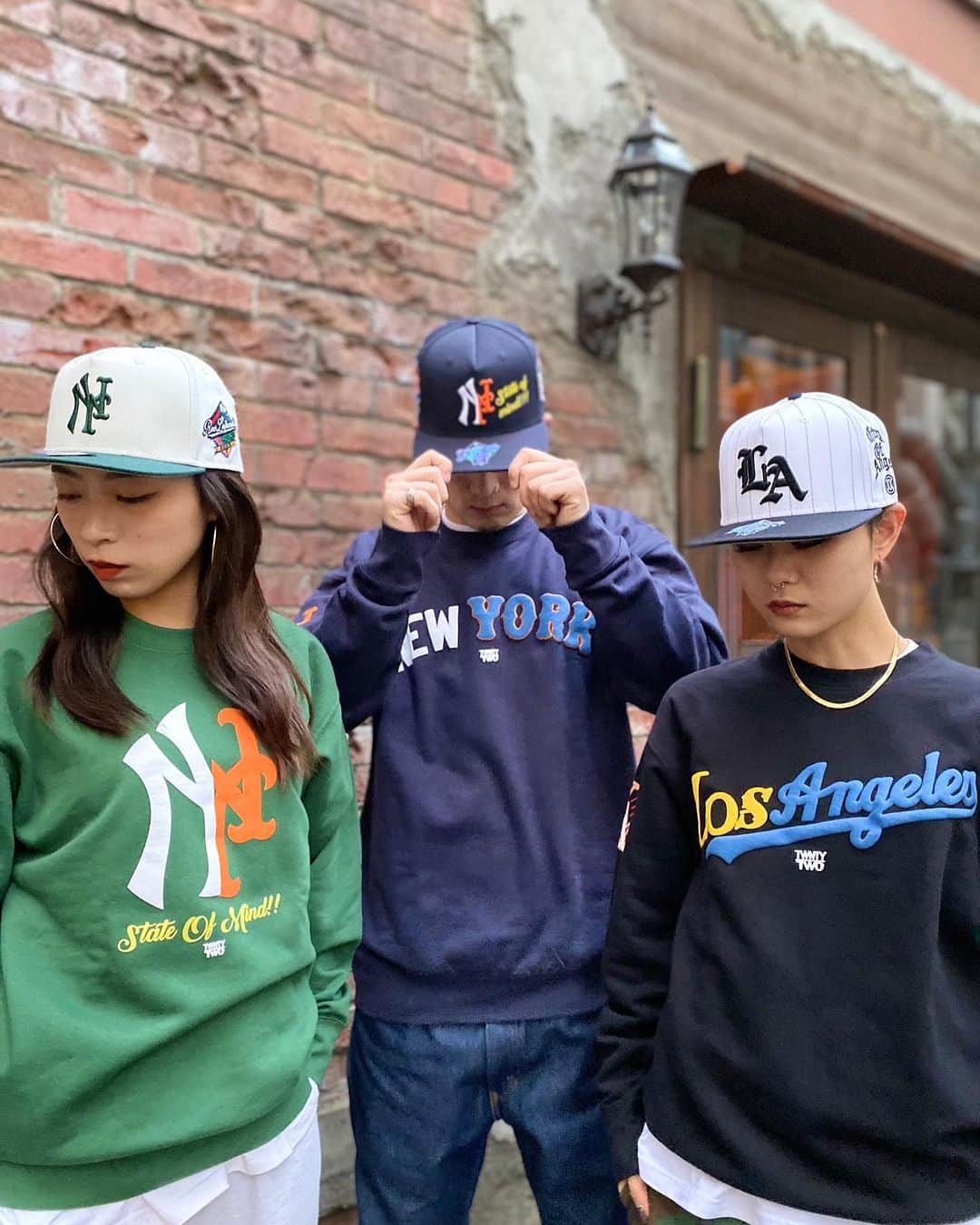 GROW AROUNDのインスタグラム：「#growaroundnewarrivals   NEW YORK発の「TWNTY TWO」は、主にフッドの名立たるアーティスト達から絶大な評価を受けています🇺🇸  今回はCREWSWEATと、SNAPBACK CAPが入荷致しました🔥  SNAPBACK CAPは随所に落とし込まれた刺繍とスエード生地のアンダーバイザーが高級感溢れる仕上がりになっております✨  周りの刺繍はその長い歴史からニューヨークやロサンゼルスを象徴とするワッペンが落とし込まれております🗽  CREWSWEATは王道のアイコンを発泡プリントで装飾したクルーネックスウェットです。 裏起毛素材なのでこれからの季節も抜群です🤝  一部WEBUP完了しております☑️  #twntytwo」