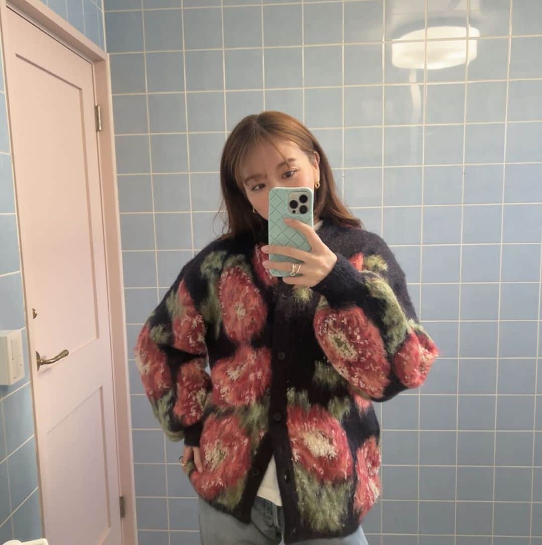 鹿沼憂妃のインスタグラム：「実は… ニットカーデ大好き女なのかもしれない🧏🏻‍♀️ この花柄さんも一目惚れょ🪷 . #shika_code #高身長コーデ #高身長女子 #170cm」